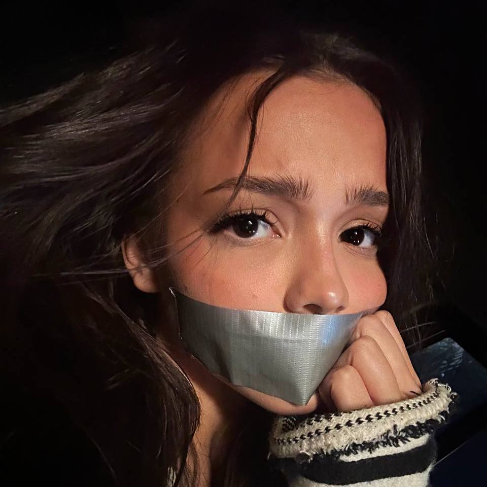 Валю Карнавал сфоткали голой в раздевалке фитнес-клуба и вымогали деньги Злоумышленницы сделали снимки блогерши во время переодевания, затем одна из них отправила фото своему парню, который решил на этом заработать. Он создал новый аккаунт в телеге и пытался продать нюдсы блогерши. Все они были пойманы и задержаны, возбуждено уголовное дело. Валя призналась, что после инцидента боится посещать спортзал и общественные места. — жесть, сажать таких… ПОДПИШИСЬ НА ГЛАЗ