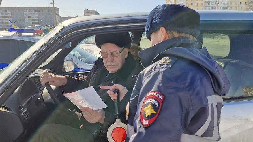 Госдума выступила ПРОТИВ введения ограничений на вождение для пожилых людей Какой то общественник Алексей Ярошенко предложил ввести запрет на выдачу прав россиянам старше 65 лет и увеличить возраст их получения до 21 года Первый зампред комитета по транспорту Павел Федяев высказался против По мнению депутата в таком запрете нет смысла ведь уже приняты поправки по котором с 1 марта 2027 года можно будет аннулировать права людям с медицинскими противопоказаниями к управлению ТС Если во время обязательных медосмотров найдут противопоказания к вождению автомобилиста отправят на повторное освидетельствование И это будет картина реального состояния здоровья человека который сел за руль Причем права будет возможно вернуть если например пройдено лечение Вроде логично но я опасаюсь что эти поправки не сработают Только недавно публиковал видео как слепого приходится уговаривать не садиться за руль Когда начнут автоматом аннулировать права такие люди просто перестанут ходить в больницы продолжат ездить и подвергать остальных опасности