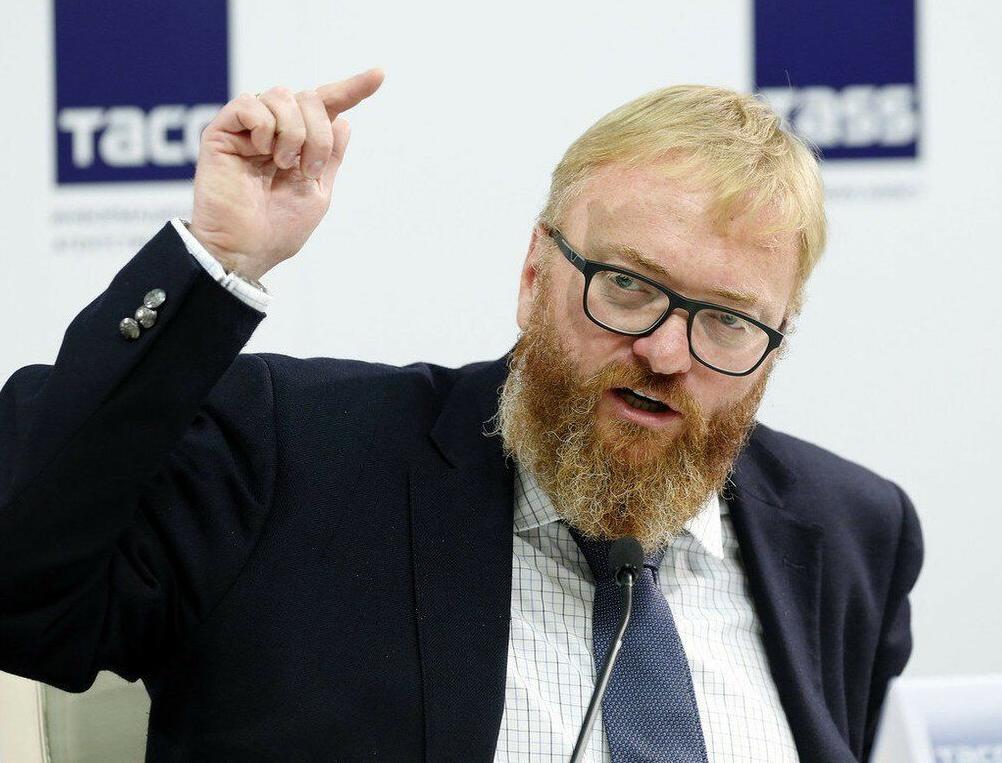 Депутат Милонов заявил что российским женщинам стоит искать мужа либо в церкви либо среди членов партии Единая Россия Искать мужа нужно либо в церкви либо в Единой России Больше негде искать подчеркнул он Милонов также предостерёг женщин от чрезмерно ухоженных мужчин указав что нарциссизм увлечение модной одеждой и культ блестящих маслом мышц свидетельствуют о самовлюблённости Новости Дня