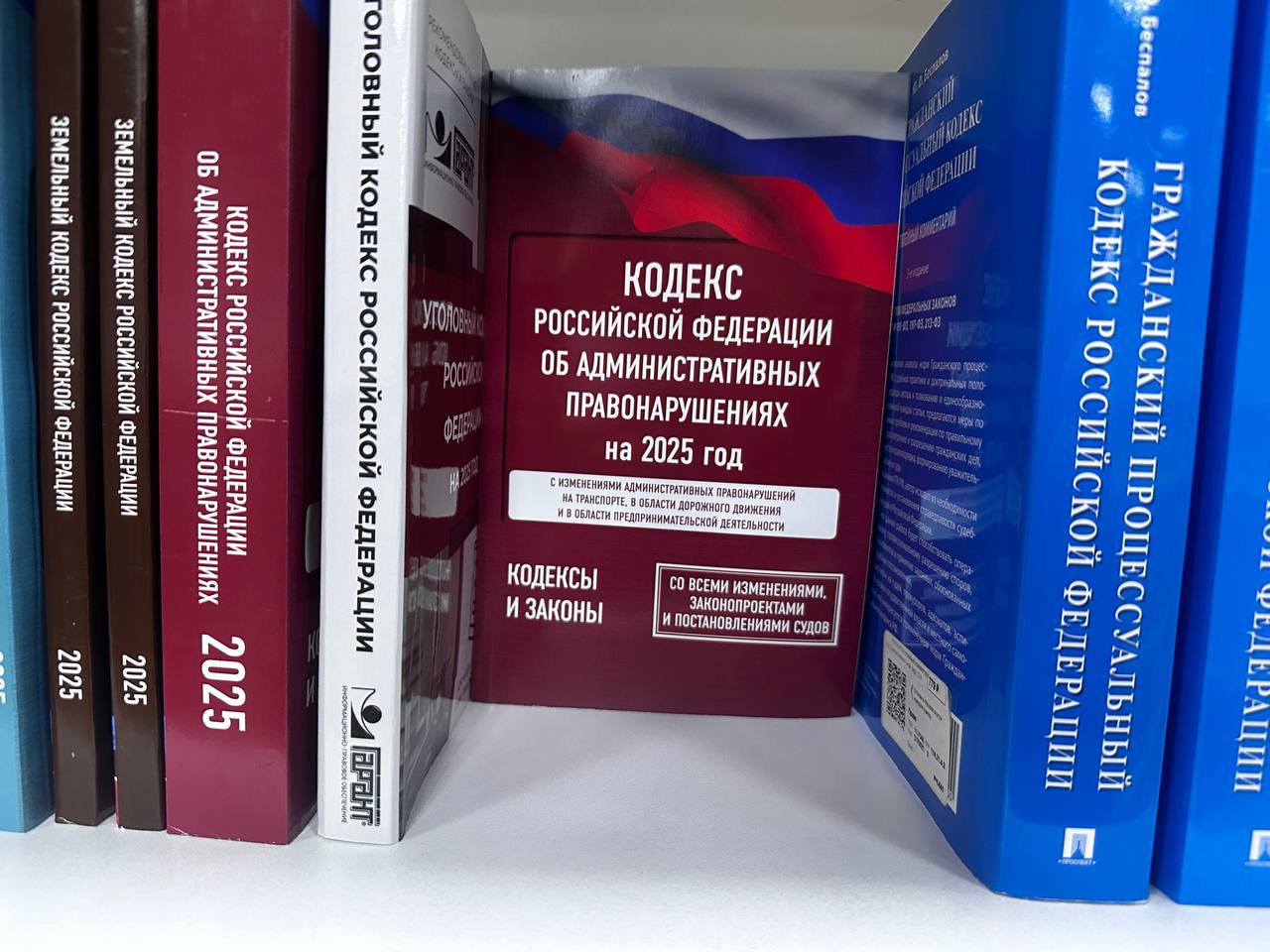 Жителю Новомосковска грозит судимость из-за найденного в магазине смартфона.  По данным регионального управления МВД, 53-летний мужчина, не имевший проблем с законом, заметил в магазине оставленный кем-то телефон и забрал его себе. Владельцем оказался 40-летний житель Донского — он забыл свой смартфон за 53 тыс. рублей в супермаркете на улице Мира, вернулся за ним, но не обнаружил и обратился в полицию. Сотрудники ведомства проверили камеры наблюдения и вышли на вора.   Так на новомосковца завели уголовное дело по статье «Кража», в качестве меры пресечения была избрана подписка о невыезде.  Источник Тула пресса