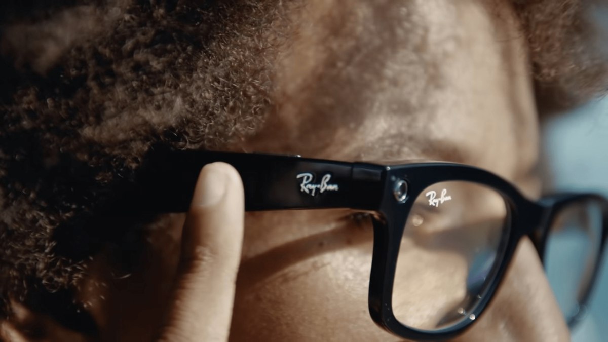 Запрещённая в России Meta вложила $3,5 млрд в EssilorLuxottica, владельца бренда Ray-Ban, в обмен на долю в 3%, узнал Bloomberg. Meta и Ray-Ban с 2021 года выпускают вместе «умные» очки, сделка поможет им укрепить партнёрство vc.ru/money/2088429