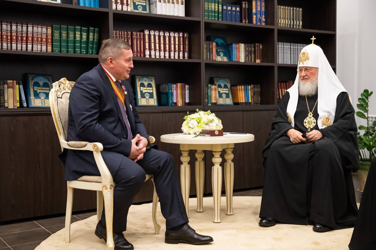 Андрей Бочаров поздравил Патриарха Кирилла с днем рождения Патриарх Кирилл неустанным служением Богу и родному Отечеству проповедует идеалы добра и милосердия служит сохранению многовековых православных традиций сбережению духовного исторического и культурного наследия России способствует духовному подъему многонационального и многоконфессионального общества Русская Православная церковь под его предстоятельством делит с народом все радости и тревоги все тяготы современного периода развития духовно поддерживает наших воинов сражающихся за свободу и независимость Родины Глава региона пожелал его Святейшеству крепкого здоровья дальнейших успехов в неустанной духовной работе во славу Бога во благо многонационального народа России и российского государства Фото архив администрации Волгоградской области Мы в МАХ   max ru rgn 34