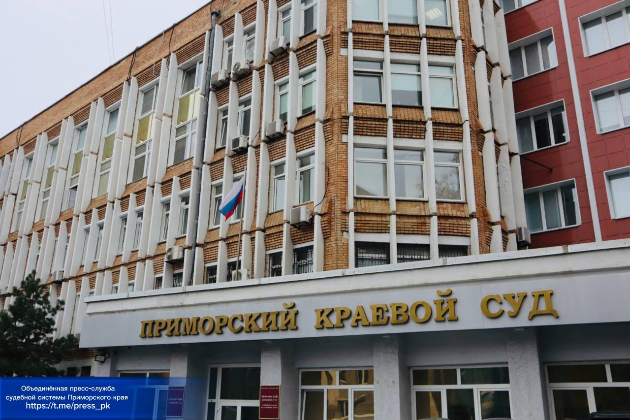 Во Владивостоке вынесен приговор по делу о реабилитации нацизма Приморский краевой суд рассмотрел материалы уголовного дела в отношении женщины обвиняемой в совершении преступления предусмотренного п в ч 2 ст 354 1 УК РФ Коллегией присяжных заседателей подсудимая признана виновной в инкриминируемом ей деянии заслуживающей снисхождения Приговором суда осужденной назначено наказание в виде штрафа в размере 2 000 000 руб с рассрочкой выплаты по частям в размере 50 000 руб ежемесячно сроком на 40 месяцев Вещественные доказательства мобильный телефон конфискован Сохранен арест наложенный на основании постановления Фрунзенского районного суда г Владивостока от 05 06 2024 на автомашину принадлежащую осужденной press pk