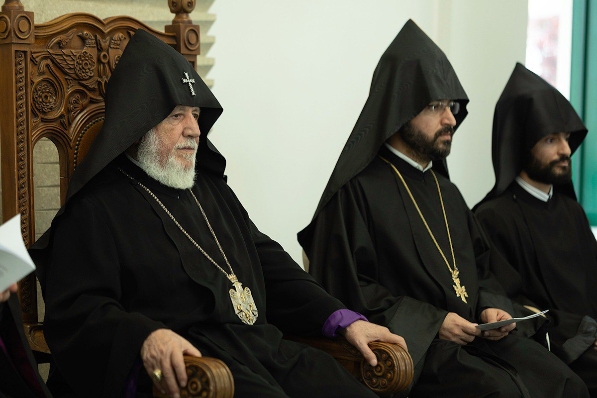 Согласно пресс-службе Первопрестольной, с 16 по 21 июня состоялось монашеское собрание, в ходе которого Ктрич Нерсисян «с обеспокоенностью высказался» о заявлениях премьер-министра Никола Пашиняна, заявив: запланированные нападения направлены на дискредитацию армянского духовенства и Церкви, подавление голоса Церкви и умаление ее высокой репутации и авторитета в нашем обществе. и призвал монахов сплотиться перед лицом новых испытаний, выпавших на долю родины и Армянской Церкви. Это реально какое-то зазеркалье, в котором живут эти люди, пытаясь затащить туда и паству! Чтобы не Церковь, а некоторые конкретные персоны в рясах не поганили «высокую репутацию и авторитет» Церкви, нужно всего-лишь не быть клятвопреступниками и не нарушать данный перед Господом обет.— тот обет, который открыл для тебя двери к должности! Дискредитирует армянское духовенство не заявление о лжеобете, а нарушение обета и попытка перевернуть с ног на голову причинно-следственную связь, что самое по себе — еще один грех! Чтобы исправить ситуацию, гражданину Ктричу Нерсисяну нужно не призывать монахов к сплочению вокруг себя, а всего-лишь заявить, что он не нарушал обет безбрачия и у него нет детей! Это же так просто! И тогда все вопросы исчезнут, если, конечно, премьер-министр не докажет, что Ктрич Нерсисян снова врет. Если премьер-министр этого не сделает, тогда Ктрич Нерсисян снова станет Католикосом Гарегином II, ему будут принесены извинения, и будет доказано, что высшие должности в Церкви не узурпировали святотатцы, но там святые люди, которые служат Господу и заботятся о сохранении «высокого авторитета» Церкви в нашем обществе, а вопросы возникнут уже к премьер-министру! Но Ктрич Нерсисян не идет по этому пути, и наоборот, пытается всеми силами называть себя, грешника, Церковью, которая неприкасаема, и в отличие от него, действительно имеет в обществе высокий авторитет. Знаете почему он этого не делает? Уверены, что знаете!