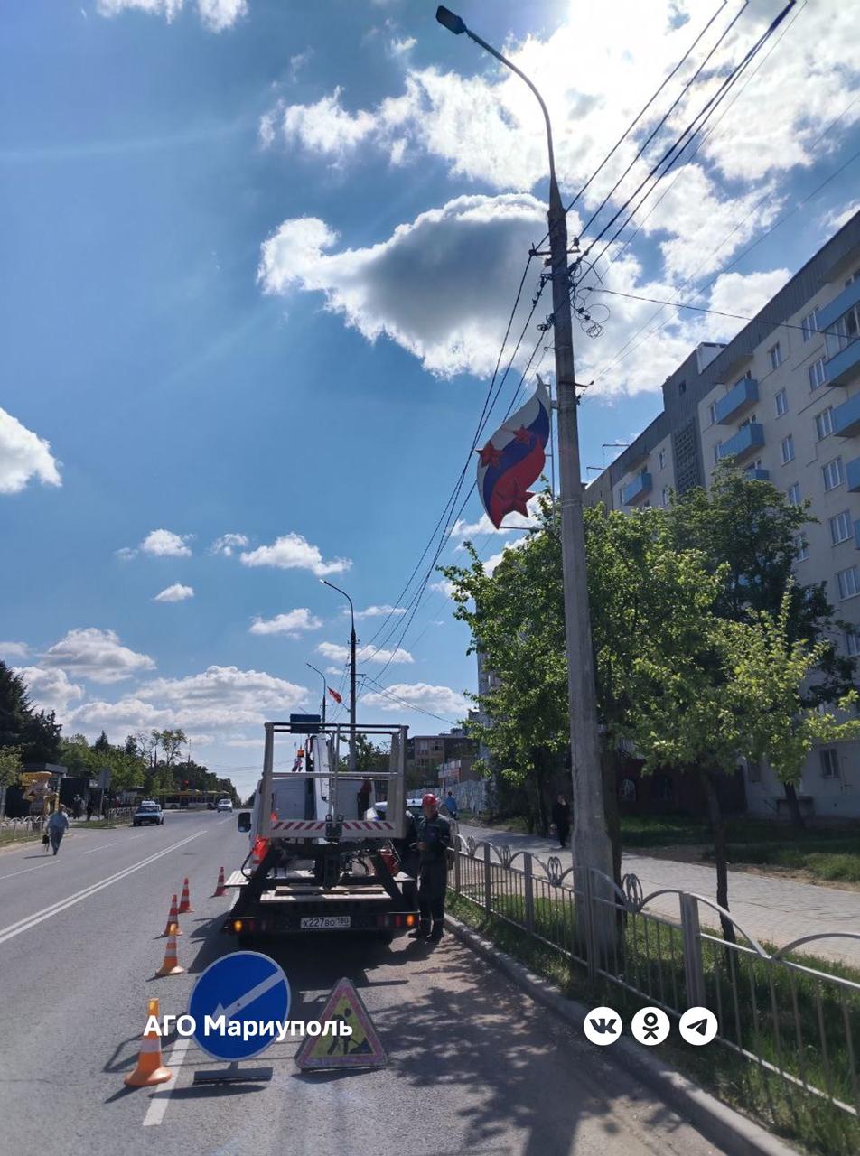 В Приморском районе «Мариупольгосвет» готовит сети к капитальному ремонту Вчера в рамках подготовки к капремонту специалисты обследовали 3 600 метров сетей наружного освещения по улицам Вокзальной, Лавицкого, Латышева и Днепропетровскому переулку. Также электрики продолжили инвентаризацию энергооборудования по всему городу, анализируя эффективность его работы. Во время инвентаризации сотрудники МУП «Мариупольгосвет» устранили короткие замыкания на ряде участков сетей и освободили от рекламных объявлений и непригодной кабельной продукции 83 электроопоры.