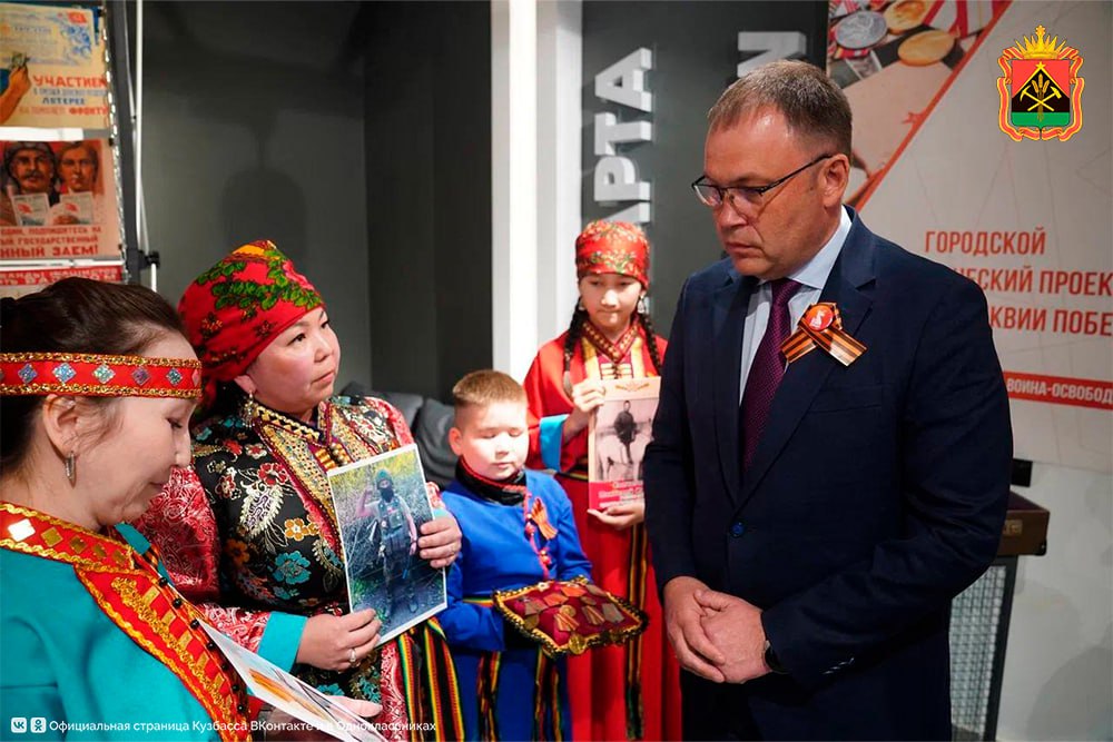 Губернатор Илья Середюк: в Белове открылась уникальная выставка «Семейные реликвии Победы» В ходе рабочей поездки в Белово Илья Середюк ознакомился с уникальной выставкой «Семейные реликвии Победы». В экспозиции беловчане представляют свои семейные реликвии, связанные с Великой Отечественной войной. «Это уникальная выставка, в ней представлены чемоданы с вещами фронтовиков: их письмами, орденами и фотографиями. Такое оформление выбрано неслучайно — по сути, в этих чемоданах собрана вся жизнь наших героев. Например, семья Саватнеевых сохранила фотографии и личные вещи своего деда Пантелея Ивановича Колчегошева, который ушел на фронт в 23 года. Войну он закончил в Варшаве, домой вернулся в 1947 году. Его правнук сейчас защищает Родину в зоне СВО», — рассказал Илья Середюк. Также глава региона принял участие в презентации книги «Дважды Победители. Объединенные войной». В преддверии 80-летия Победы вышел пятый том, включающий главы о подвигах беловчан в годы войны, работе эвакогоспиталей.