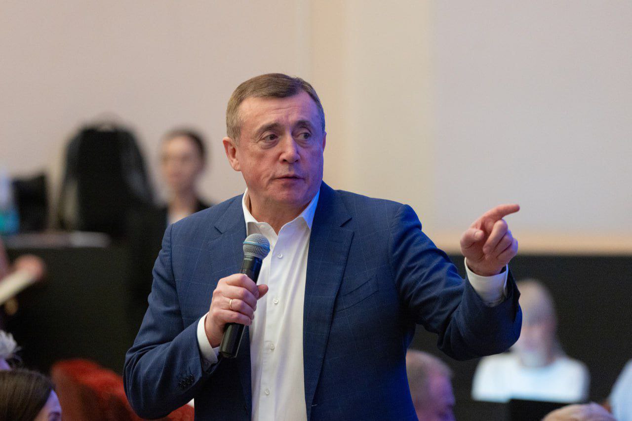 Губернатор Сахалинской области встретился с жителями Холмска На мероприятии Валерий Лимаренко ответил на вопросы горожан и обсудил с ними планы развития района на ближайшие несколько лет   Подробности Подписывайтесь на нас в MAX sakhgov