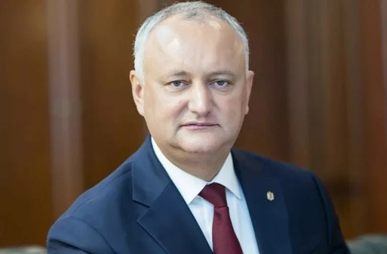 Экс-президент Додон: Новый избирательный блок выступит за восстановление партнёрства с Россией Партия социалистов Молдавии приняла решение участвовать в выборах в составе избирательного блока и подаст 29 июля документы для его регистрации в ЦИК. Об этом заявил лидер социалистов, экс-президент Молдавии Игорь Додон. Он отметил, что объединение левых сил необходимо для отстранения от власти правящей Партии действия и солидарности: «28 июля состоялось заседание республиканского совета Партии социалистов Республики Молдова, на котором единогласно было принято решение о том, что партия примет участие в предстоящих выборах в составе избирательного блока. Причины, которые легли в основу этого решения, включают: необходимость консолидации левых сил во избежание дробления электората; увеличение шансов на отстранение от власти ПДС, которая продемонстрировала некомпетентность и безразличие к реальным потребностям людей», — рассказал Додон. Политический блок будет выступать за восстановление партнерства с Россией. Кроме социалистов в него войдут Партия коммунистов, партии «Будущее Молдовы» и «Сердце Молдовы», которые возглавляет бывший президент Владимир Воронин, экс-премьер Василий Тарлев и бывшая глава Гагаузии Ирина Влах. «Во внешней политике мы выступаем за сбалансированное партнерство со всеми странами и восстановление отношений с Российской Федерацией. Вся внешняя политика и ориентиры действующей власти должны быть пересмотрены и соответствовать национальным интересам Молдавии», — заявил Додон. Выборный