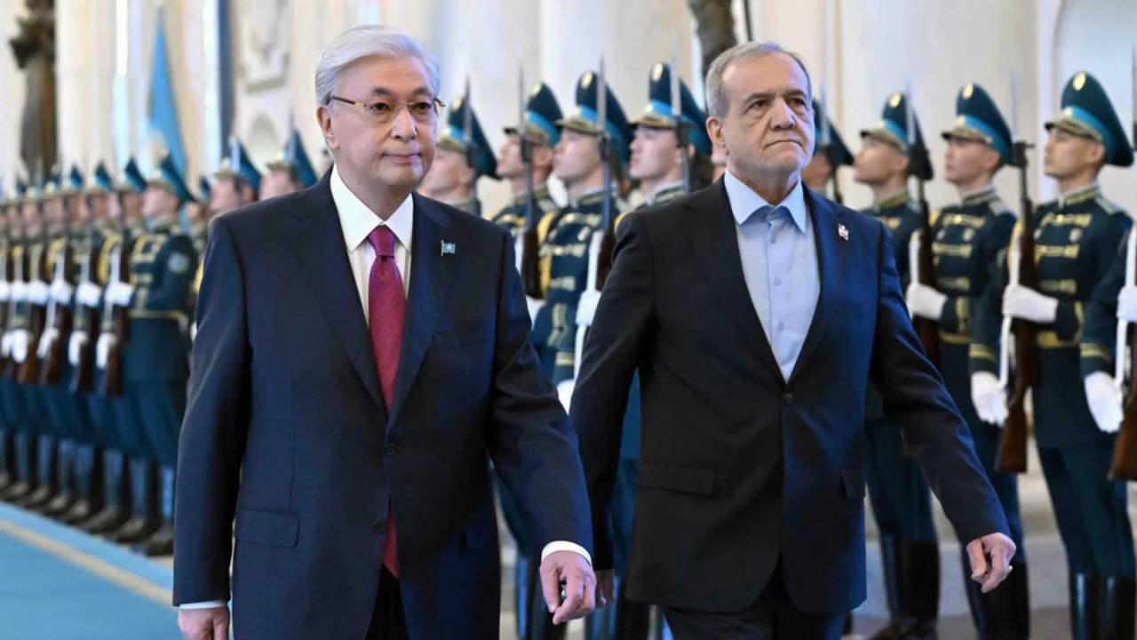 Токаев назвал Иран надежным партнером Казахстана Касым Жомарт Токаев заявил что развитие транспортного коридора Север Юг и железнодорожного маршрута Казахстан Туркменистан Иран имеет стратегическое значение Подробнее В Акорде состоялась официальная церемония встречи президента Ирана Масуда Пезешкиана прибывшего в Казахстан с визитом Главы государств провели переговоры в узком и расширенном составах по итогам которых было принято совместное заявление Президент Казахстана подчеркнул что иранский народ является наследником древней цивилизации Он отметил что Иран соединяет Ближний Восток и Евразию и демонстрирует значительный рост социально экономического и научно технического потенциала Казахстан искренне разделяет успехи Ирана и желает ему светлого будущего сказал он Токаев добавил что в непростых условиях особое значение приобретает консолидация усилий двух стран Он сообщил что переговоры были продуктивными и стороны подробно обсудили приоритетные направления сотрудничества Токаев назвал Иран одним из ключевых партнеров Казахстана в торгово экономической сфере За десять месяцев двусторонний товарооборот увеличился на 40 процентов в годовом выражении В Казахстане работают около 700 иранских компаний главным образом в промышленности инфраструктуре и сельском хозяйстве Казахстанские предприятия также инвестируют в экономику Ирана развивая проекты в горнодобывающей отрасли транспортно логистическом секторе и производстве продуктов питания Президент Казахстана сообщил что через страну проходит около 85 процентов сухопутных грузовых перевозок между Европой и Китаем Он подчеркнул значение транспортного коридора Север Юг и железнодорожного маршрута Казахстан Туркменистан Иран Казахстан начал модернизацию железных дорог строительство новых транспортных магистралей и расширение судоходства на Каспии Токаев пригласил иранских инвесторов принять участие в этих проектах заявив о готовности предоставить специальные условия для частного сектора Он отметил что Казахстан рассматривает Иран как ворота в страны Юго Восточной Азии и на Африканский континент Отдельный блок переговоров был посвящен развитию информационных технологий Стороны договорились совместно внедрять современные ІТ решения и расширять научные исследования Токаев сообщил что стороны выразили обеспокоенность эскалацией вооруженных конфликтов санкционным давлением и торговыми спорами По его словам Казахстан и Иран сошлись во мнении о необходимости укрепления роли ООН соблюдения Устава организации и обеспечения верховенства международного права Он подчеркнул важность дипломатического решения конфликтов и подтвердил продолжение взаимодействия двух стран на международных площадках Президент Ирана поблагодарил Токаева за приглашение и отметил значимость добрососедских отношений с Центральной Азией Он заявил что стороны обсудили перспективы проектов в сельском хозяйстве производстве горнодобывающем секторе транспорте логистике науке культуре и новых технологиях Пезешкиан выразил уверенность что результаты переговоров проявятся в ближайшее время добавив что позиции двух стран по международным вопросам совпадают В присутствии глав государств состоялся обмен восемью подписанными межправительственными и межведомственными документами Будьте в курсе последних новостей с TRT на русском