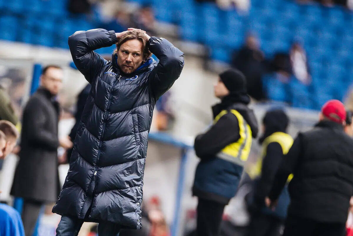 Карпин подвёл неутешительные итоги первой части сезона в РПЛ Главный тренер московского Динамо Валерий Карпин на пресс конференции подвел итоги матча против Акрона и всей первой половины чемпионата РПЛ Результат мягко говоря неудовлетворительный Сегодняшний матч был не самым лучшим в плане атаки Что касается обороны то в первом тайме сыграли внимательно и не допустили ни одного удара по своим воротам Во втором тайме вместо того чтобы играть также внимательно вновь сами отдали голевую передачу сопернику Пропускаем смешные голы Первый круг весь такой и был как сегодняшняя игра заявил Карпин на пресс конференции Читать полностью