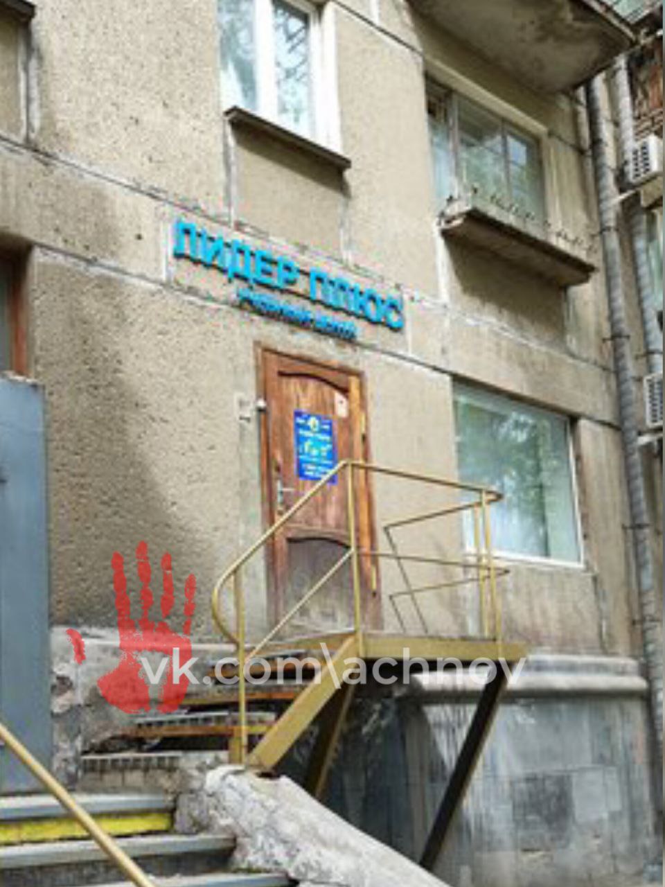 Полицейские поймали директора учебного центра за выдачу фиктивных сертификатов По данным следствия, речь о руководителе «Учебного центра Лидер плюс» в Магнитогорске. - В настоящее время расследование завершено. Материалы уголовного дела с утвержденным прокурором обвинительным заключением направлены в Ленинский районный суд Магнитогорска для рассмотрения по существу, - комментируют в ГУ МВД России по Челябинской области. Мужчина получил от 33 человек 520 тысяч рублей. За это выдал свидетельства обучения по вождению тракторов, катков и погрузчиков. Хотя переподготовку никто не проходил. Сотрудники СК завершили расследование. Мужчину обвиняют по ч.7 ст.204 УК РФ коммерческий подкуп, совершенный за незаконные действия . Уголовное дело передано в суд. - Собрана достаточная доказательственная база, уголовное дело направлено для рассмотрения в суд. Директору предприятия предъявлено обвинение в коммерческом подкупе, - комментируют в СК. У директора арестован Lexus NX200 стоимость - более 1,7 млн руб. .