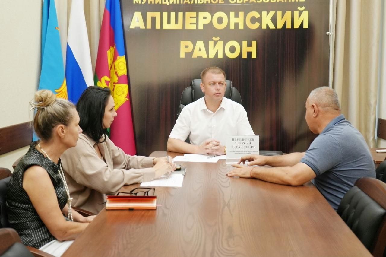 Провёл приём граждан по личным вопросам. На нём детально обсудили наболевшие проблемы жителей района. Ключевыми темами стали вопросы земельного законодательства. Жители двух поселений обратились с просьбой о содействии по перераспределению земельных участков. Поручил ответственным специалистам оказать необходимую консультативную помощь и взять оба вопроса на контроль. Два вопроса касались переселения из аварийного жилья. В первом случае заявители пожаловались на некачественное жилье, предоставленное для переселения. Поручил профильному отделу выяснить все детали вопроса и провести работу с застройщиком. Во втором случае заявительница обратилась с просьбой разъяснить сроки переселения из аварийного жилья, так как они стоят на очереди, но до сих пор не дождались переселения. Пояснили, что это федеральная программа и ее финансирование идёт из федерального бюджета. Как только будет доведена информация о продолжении её реализации, район приступит к строительству домов для переселения граждан из аварийного жилья. С проблемным вопросом по дыму, на который жалуются жители нескольких микрорайонов, обратилась жительница Апшеронска. Представитель городской администрации пояснила, что предполагаемый источник найден, сейчас ведутся работы по его устранению.