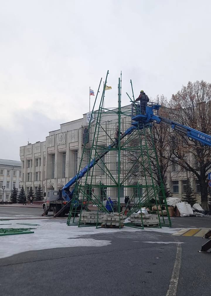 Главную новогоднюю красавицу устанавливают на Советской площади   Сегодня устанавливают каркас — к сотне металлических элементов крепятся более полутора тысяч веток хвои.     Высота новогодней ели — 18 метров. Более 300 метров гирлянды в теплом свете, 40 больших световых звезд, бусы и глянцевые шары — и все это для создания атмосферы праздника. Вокруг елки разместят декоративное ограждение, выполненное в общей новогодней стилистике оформления города.   Украшение Советской площади завершат к открытию катка — новогодняя елка заиграет праздничными огнями уже 20 декабря.  #мэрия_ярославль  #новыйгод_2025