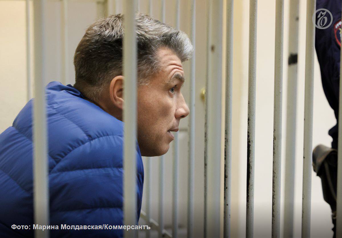Экс участника ОПГ Центр Сергея Горшунова обвиняемого в убийстве президента АО Европейско Азиатская компания Виктора Терняка в 1992 году в Екатеринбурге арестовали по другому уголовному делу По данным Ъ Урал он обвиняется в мошенничестве ч 4 ст 159 УК РФ Таганский районный суд Москвы 13 сентября отправил Горшунова в СИЗО Защита уже обжаловала это решение Детали уголовного дела пока неизвестны В последнее время по данным Ъ Урал он проживал в ОАЭ где находился один из офисов его компании Bitbanker согласно официальному сайту компания занимается управлением финансами в том числе торговлей криптовалютой Подписывайтесь на Ъ Урал