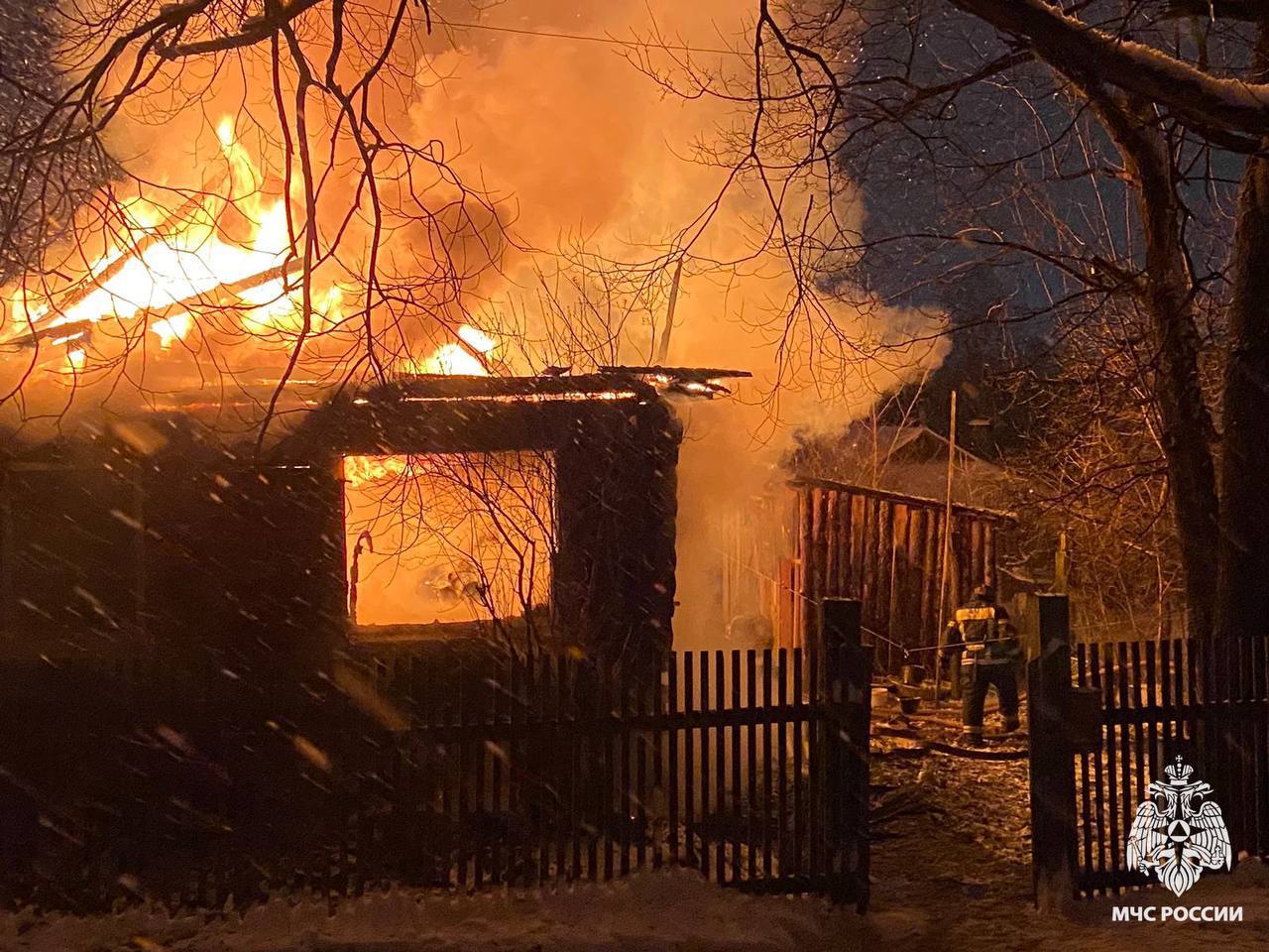 Возгорание жилого дома     Вчера огнеборцы пожарно-спасательной части № 2  5   оперативно ликвидировали горение жилого дома, по адресу: город Бологое, улица Лермонтова.     В результате пожара огнем уничтожена кровля, повреждены стены по всей площади. Пострадавших нет, пожарные не допустили перехода огня на соседние жилые дома и надворные постройки.    Причина пожара — короткое замыкание электропроводки.  МЧС России напоминает:  не оставляй без присмотра включенные электроприборы;  выключай технику на ночь и уходя из дома;  используй исправное электрооборудование;  следи за состоянием проводки;  не перегружай электросеть.