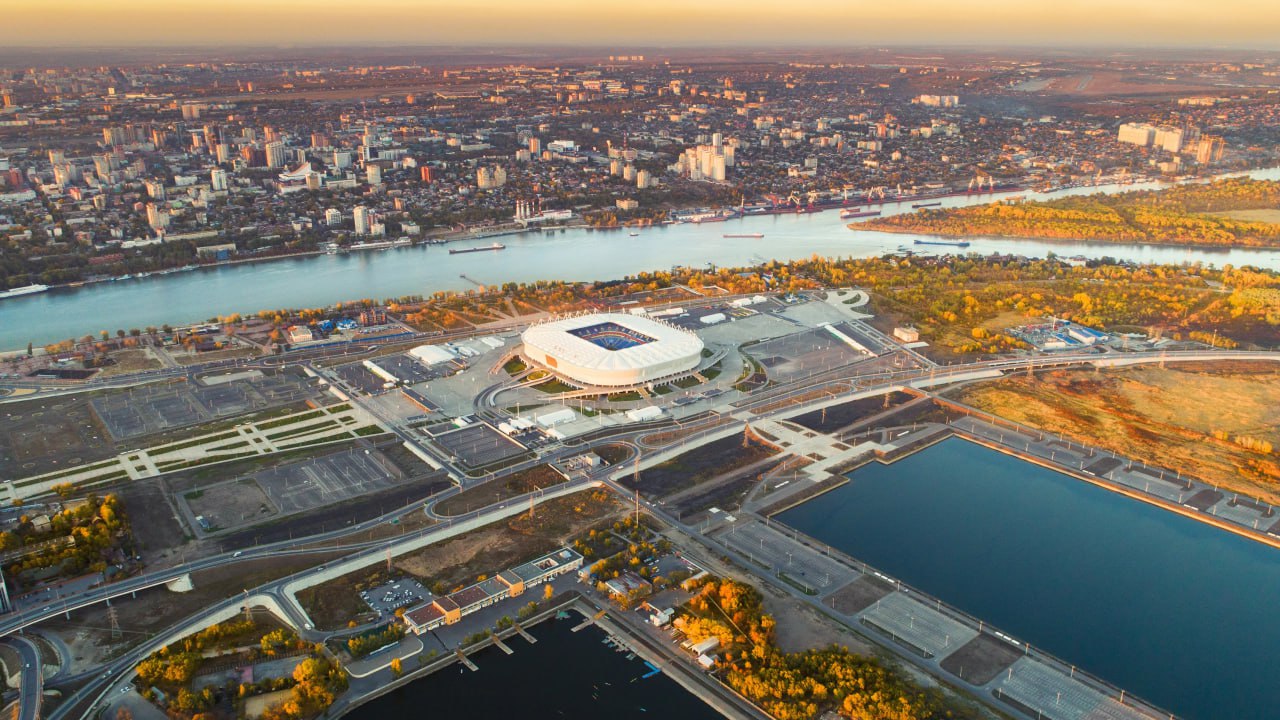 Концепцию выставочного центра рядом с Ростов Ареной отправили на доработку Инвестор представил проект строительства Южного многофункционального конгрессно выставочного центра с гостиницей на левом берегу Ростова рядом со стадионом Однако концепция не устроила архитекторов и губернатора На градостроительном совете эксперты обратили внимание что будущий объект должен гармонично вписаться в застройку на южном въезде в город и учитывать потребности ростовчан в местах для досуга Губернатор Юрий Слюсарь поддержал экспертное сообщество и подчеркнул что к развитию этой территории нужно подходить точечно Это очень ответственный участок Надо делать проект всей макролокации целиком Место пустынное и надо что то строить но это не тот случай когда можно совершить архитектурную ошибку domostroyrf