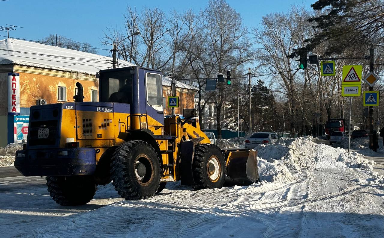 «Автодорсфера» продолжает ликвидацию последствий аномального ноябрьского снегопада.   Мероприятия выполняются в условиях острой нехватки водителей спецтехники и рабочих по благоустройству.   — Сегодня продолжается вывоз снега, — рассказала замглавы по ЖКХ Ольга Алексеева. —Убирают наемные 3 сорокатонных самосвала и погрузчик по ул. Кирова, начиная от Автовокзала. Спецтехника двигается в сторону центра Также уборку снега  выполнял погрузчик и  10-тонный КамАЗ-самосвал. Они работают точечно по стоянкам, вывозят кучи по ул. Партизанская, на «пятачке», далее у них по плану вывоз снежных куч участке по ул. Кирова, в районе «МТС».  Сегодня эта техника работала в первой половине дня, так как бригада заступит в ночную смену на путепроводе. В день там не дает убрать поток машин. Завтра в ночную смену планируется уборка дороги и вывоз снега по ул. 9 Мая. Там выполнялась расчистка дороги, но не полностью, так как спешили убрать, чтобы облегчить проезд транспорта. Теперь нужно расширить проезжую часть. Сегодня грейдер находится на ремонте, поэтому планируется на завтра.     В ручной уборке сегодня задействовано 9 человек. Люди работают по расчистке остановок, Сквера Памяти. Также по ул. Гагарина  задействован в уборке снега трактор  МТЗ с телегой, мини-грузовики работают в районе кинотеатра и в районе железнодорожного вокзала.   Ранее сообщалось, в «Автодорсфере» Белогорска большой кадровый дефицит. Требуются рабочие, в обязанности которых входит уборка от снега  зимой и скос травы  в теплое время года, а также требуются электрики для поддержания уличного освещения в работоспособном состоянии. Требуются грейдеристы, трактористы, начальник участка улично-дорожной сети и главный инженер.     По вопросам трудоустройства жители Белогорска могут обращаться по адресу: ул. Производственная, 30. тел.: 8-914-391-58-65, 8-914-040-71-81.