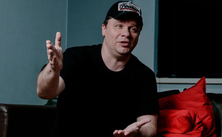Креативный продюсер Comedy Club Гарик Харламов запустил собственное агентство маркетинговых и ивент услуг полного цикла Зона комфорта Его партнерами по бизнесу стали медиаменеджер Ксения Погодина работает с Мариной Кравец Зурабом Матуа Андреем Авериным и другими артистами и продюсер Данила Иванов Харламов активно ведет бизнес за пределами работы на телеканале ТНТ В частности у него есть сеть общепита Хот Дог Бульдог в которой ему принадлежит 27 Изначально партнером Харламова по этому бизнесу был ресторатор Алексей Васильчук но около года назад он покинул проект предположительно из за нереализованных планов по масштабированию сети Фото Андрей Любимов РБК Следить за новостями РБК в Telegram