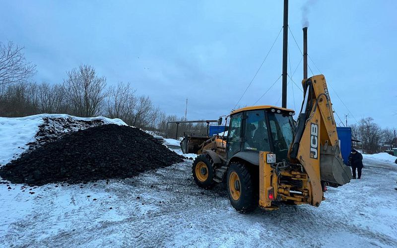 На отдаленных территориях Поморья приступают к завозу необходимых на период ограничения транспортной доступности объемов топлива    Сформировать запасы топлива в районах Крайнего Севера и приравненных к ним местностях с ограниченным сроком транспортной доступности необходимо в первом квартале 2026 г Губернатор Архангельской области Александр Цыбульский Ежегодно на период распутья создаем запасы дизельного топлива и каменного угля Это позволяет обеспечить бесперебойную работу объектов энергетики Как пояснил министр ТЭК и ЖКХ Архангельской области Дмитрий Поташев формируемых на удаленных территориях объемов топлива должно быть достаточно для обеспечения работы объектов энергетики до лета В первую очередь к пополнению запасов приступили в Лешуконском округе На текущий момент на объекты энергетики муниципалитета автотранспортом завезли 400 тонн дизельного топлива Всего же с января по апрель в округ необходимо доставить две тысячи тонн жидкого топлива и 490 тонн каменного угля К пополнению запасов в ближайшее время приступят и в Мезенском округе На территорию доставят 500 тонн дизельного топлива и 4 тыс тонн каменного угля Ожидается завоз 200 тонн каменного угля в д Патракеевка Приморского округа а также дизельного топлива в Шенкурский округ 200 тонн Верхнетоемский 500 тонн и Пинежский округ 650 тонн Основные поставки топлива на труднодоступные территории региона на время сезонных ограничений будут организованы в рамках подготовки к прохождению отопительного периода 2026 27 и начнутся летом До этого момента муниципалитетам необходимо определить потребность в каменном угле и дизельном топливе на предстоящий сезон новостиmintekao Дмитрий Поташев Министерство ТЭК и ЖКХ АО в МАX