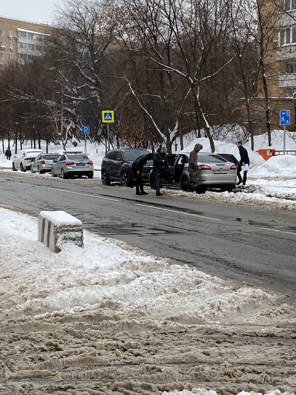 Троих задержанных нацболов увезли в неизвестном направлении Нацболов Михаила Чуянова Григория Шакирова и Кирилла Кривяка раннее задержанных и доставленных в Таганское ОВД вывели из отдела оперативники в штатском без верхней одежды их посадили в транспорт и увезли в неизвестном направлении В данный момент местоположение лимоновцев неизвестно В ОВД к ним так и не допустили адвоката что является грубейшим правонарушением в отношении задержанных Задержание троих нацболов и правонарушения относительно них могут быть связаны с акцией Интернет без надзора Россия без Роскомпозора где неизвестные активисты заблокировали офис РКН велосипедным замком и разместили соответствующий плакат Также напоминаем что задержанным понадобится помощь в оплате услуг адвоката и продуктовых передач Вы можете поддержать их добровольным переводом по реквизитам 5469550051413539 Даниил С Сбербанк