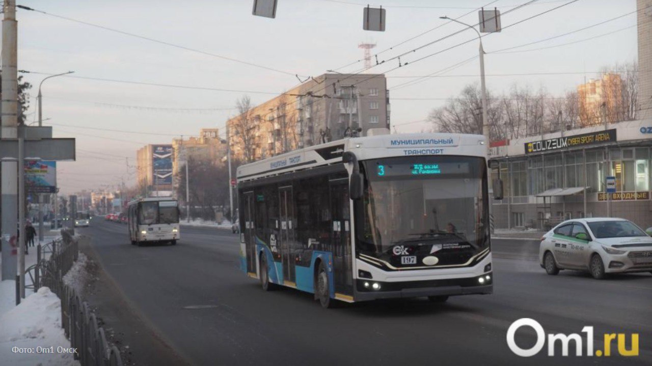 Проезд в общественном транспорте подорожал на два рубля А теперь к новостям менее приятным С сегодняшнего дня за одну поездку в муниципальном автобусе троллейбусе или трамвае придётся отдать 40 рублей по банковской карте или Омке либо 47 рублей наличными Власти подчёркивают повышение связано с ростом цен на топливо и запчасти Региональная энергетическая комиссия ранее подняла тариф на услуги перевозчиков разница между ним и стоимостью билета компенсируется из бюджета региона Благодаря росту стоимости проезда эта разница постепенно уменьшается а на сэкономленные деньги будет обновляться парк и решаться проблема с нехваткой водителей Om1 Омск в MAX