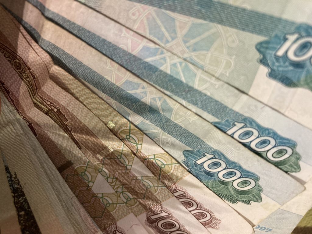 Житель Рязанской области погасил большой долг по алиментам после того, как ушел на СВО Как сообщает УФССП России по области, в Пронском районном отделении судебных приставов было возбуждено исполнительное производство в отношении местного жителя о взыскании с него алиментов. Мужчина должен был выплачивать денежные средства своей бывшей супруге на содержание несовершеннолетней дочери и сына, однако несколько лет уклонялся от выполнения своих отцовских обязательств. Задолженность по алиментам увеличивалась с каждым днем и в итоге превысила сумму 422 тысячи рублей. Чтобы побудить мужчину погасить долог судебный пристав–исполнитель применил к нему целый комплекс мер воздействия. Взыскание обратили на его счета в банках, вынесены постановления о запрете регистрационных действий в отношении автомобиля должника и его недвижимого имущества, введено временное ограничение на выезд неплательщика из РФ и ограничение специального права должника в части водительского удостоверения. Судебным приставом-исполнителем...