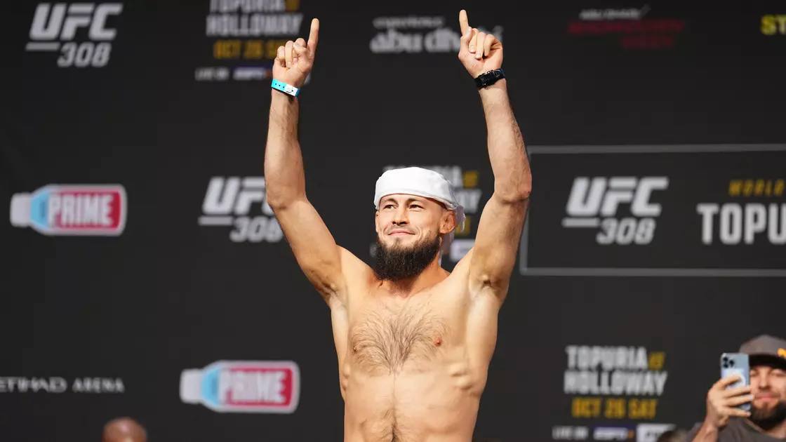 Первый татарский боец UFC Ринат Фахретдинов победил Карлоса Леала Миранду единогласным решением судей на UFC 308