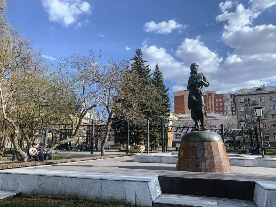 Скульптура Девушка с косой в Челябинске переезжает в парк Калининского района В Челябинске завершается голосование за новое место установки скульптуры Пробуждение которую горожане называют Девушкой с косой По результатам опроса горожан с большим отрывом побеждает парк Калининского района Официально итоги озвучим в ближайшие дни сообщил заместитель главы города по социальному развитию Сергей Авдеев Ранее фигура девушки украшала сквер на улице Воровского однако осенью ее демонтировали чтобы освободить место под памятник адвокату Федору Плевако Сейчас Пробуждение временно хранится на складе администрации Советского района а уже в ближайшее время её перевезут на новое место Фото Людмила Орлова   Подписаться на chelkp