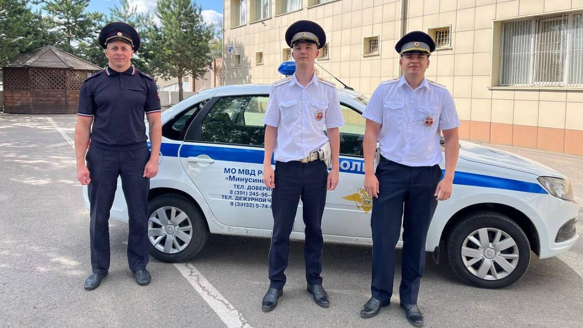 Полицейские Минусинска помогли заблудившемуся на природе 16-летнему велосипедисту вернуться к родным   ‍  В дежурную часть МО МВД России «Минусинский» обратился 16-летний подросток, потерявшийся во время прогулки на велосипеде. Парень рассказал, что приехал с мамой из Норильска в деревню Быстрая, выехал за пределы населённого пункта, чтобы сделать фотографии, и не смог найти дорогу обратно.    Начальник смены дежурной части Александр Глебов сразу направил патрульный автоэкипаж в район поисков, оставаясь на связи с подростком. Полицейский поддерживал юношу, успокаивая его и помогая справиться с паникой. Через некоторое время парень услышал сигналы сирены и вышел навстречу сотрудникам ДПС.   ‍  Лейтенант полиции Кирилл Косов и старший лейтенант полиции Андрей Алферов встретили подростка, напоили его водой и осмотрели. После этого они доставили его в деревню и передали матери.    Мама мальчика поблагодарила полицейских за оперативность и заботу, а сам подросток выразил особую благодарность Александру Глебову за психологическую поддержку, которая помогла ему справиться с тревогой.