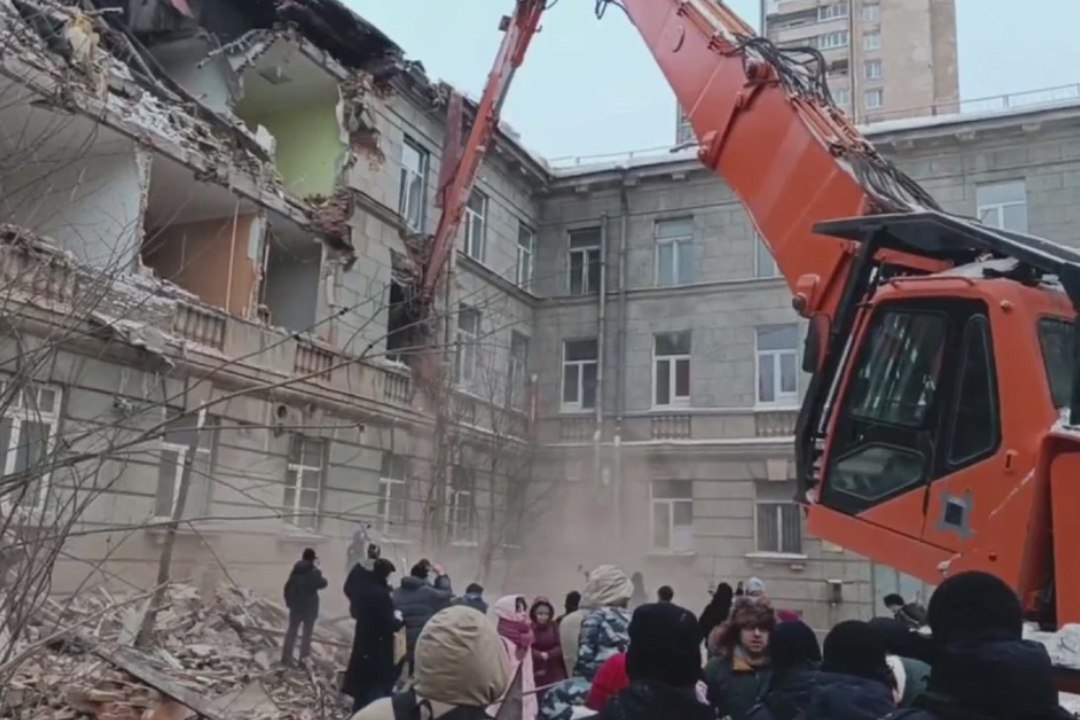 Домашний арест получил активист защищавший ВНИИБ за то что распылил перцовку в лицо охранника Домашний арест получил активист распыливший перцовку в лицо охраннику во время защиты здания Всероссийского научно исследовательского института целлюлозно бумажной промышленности ВНИИБ от сноса Охранник участвовал в работах по демонтажу Пострадавший получил ожоги однако госпитализация не потребовалась Задержано более десяти человек включая активиста На них составлены административные протоколы t me sos spb snos Читай нас в MAX Читай нас в Telegram