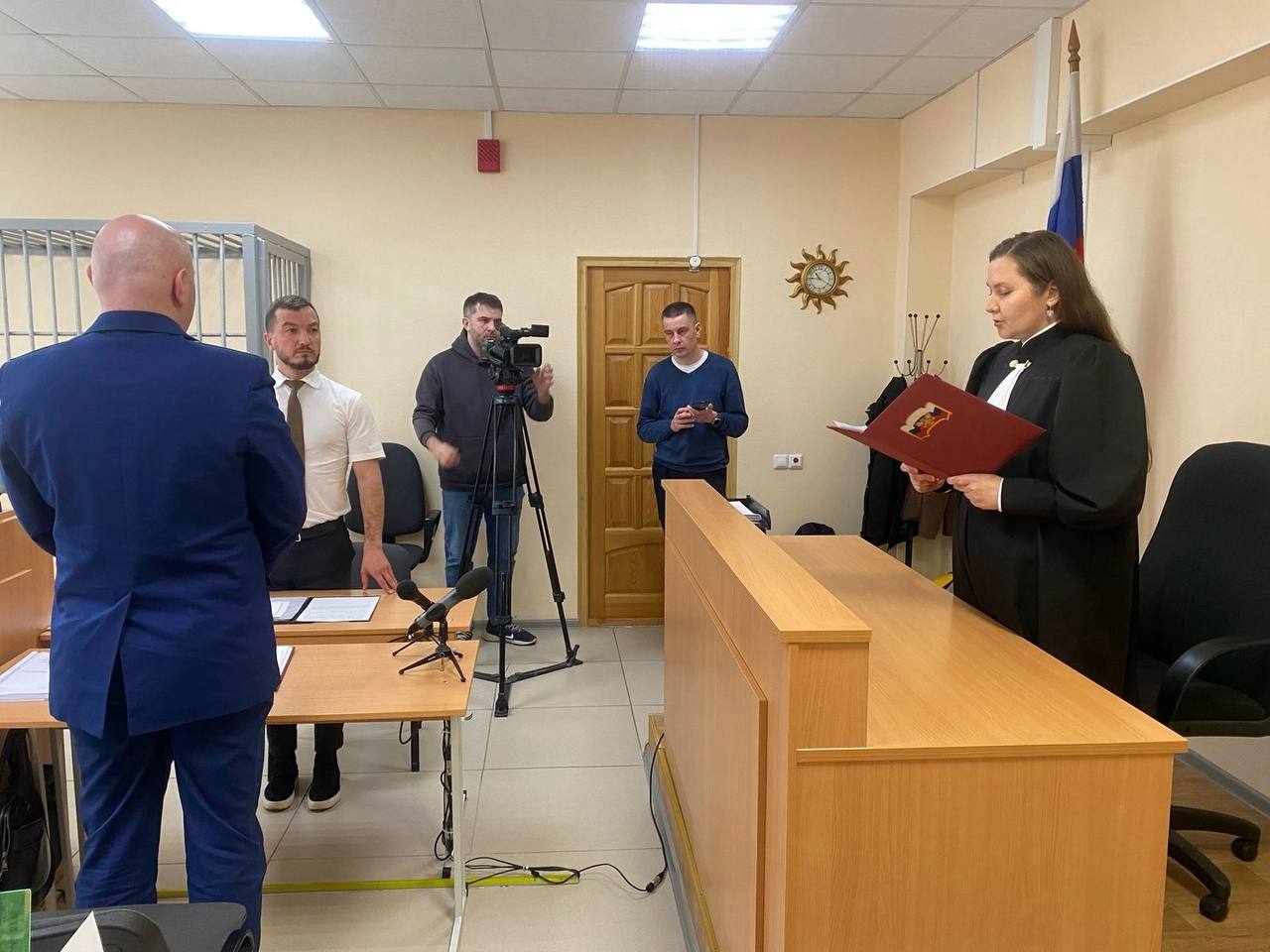 Дело о крушении вертолета под Билимбаем прекращено в связи с примирением сторон Игорь Чистовский обвинялся по статье «Нарушение правил безопасности движения и эксплуатации воздушного транспорта, если деяния повлекли по неосторожности причинение тяжкого вреда здоровью человека и причинение крупного ущерба». Собственнику вертолета причинен ущерб на сумму 9 573 910 рублей, пассажиру вертолета причинен тяжкий вред здоровью. Чистовский признал вину в полном объеме, возместил ущерб. Всю историю мы рассказывали здесь Первоуральский городской суд