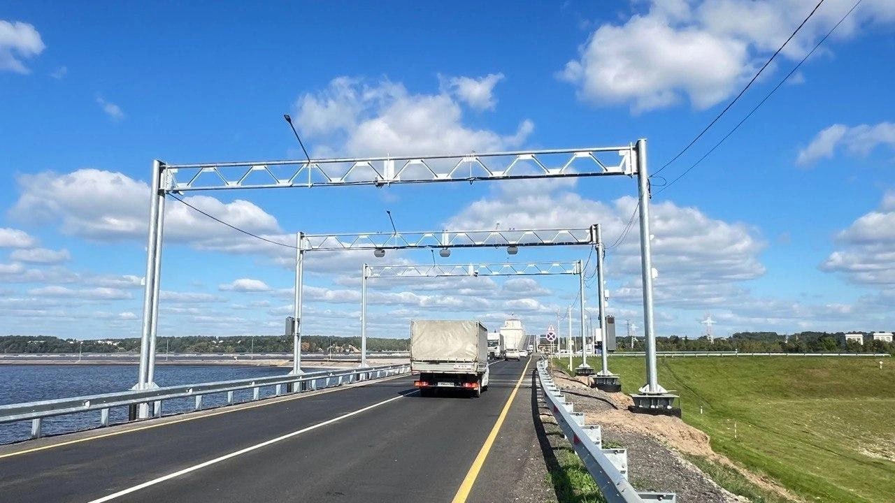 Фуры больше не пройдут на дамбе Нижегородской ГЭС заработал пункт контроля проезда грузового транспорта Он работает автоматически Собственникам транспорта массой более 10 тонн который поедет по переправе грозит штраф до 600 тысяч рублей Место установки выбрано неслучайно на этом участке трассы Линда Городец Заволжье высокий трафик отметил и о директора ЦРТС Александр Бачурин Подпишись Предложи новость