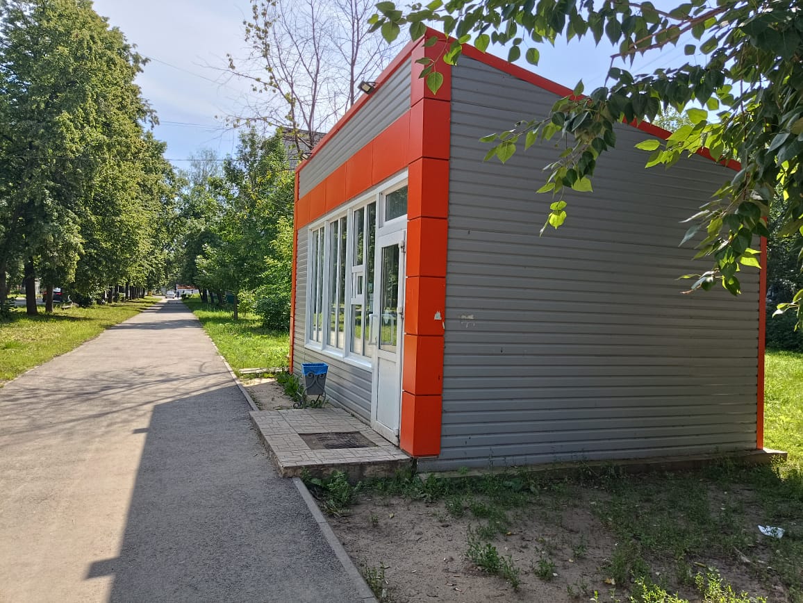 Киоски и павильоны приведут к единообразию   Госдума приняла в первом чтении законопроект, направленный на регулирование размещения нестационарных торговых объектов  НТО  на частных земельных участках.   Согласно предложенным изменениям, с 1 марта 2026 года размещение НТО на частных землях будет осуществляться исключительно в рамках муниципальной схемы размещения.  Владельцам НТО дадут 12 месяцев, чтобы привести свои киоски и ларьки в соответствие с новыми требованиями.   Принятие законопроекта обусловлено необходимостью упорядочения торговой инфраструктуры и создания комфортных условий как для предпринимателей, так и для жителей.
