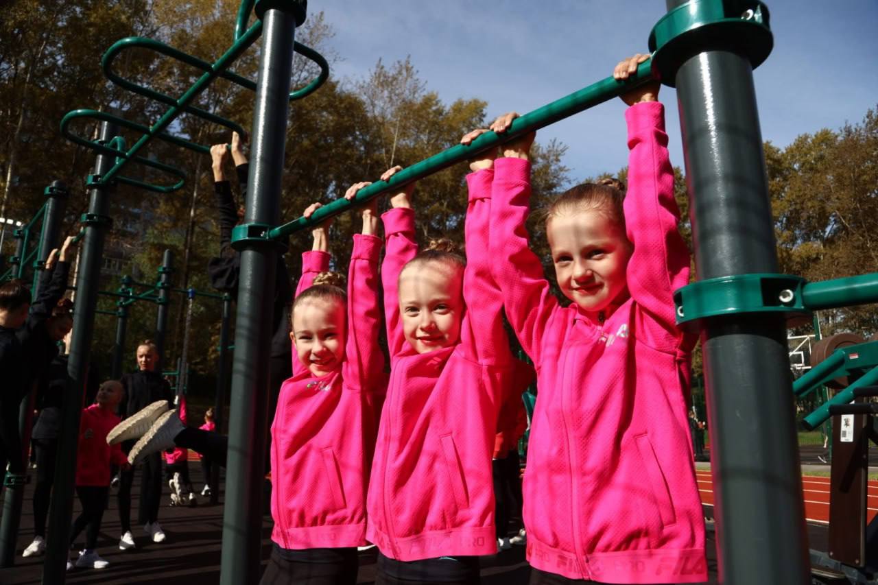 Массовый спорт становится нормой жизни на Вологодчине Российская Газета отмечает Вологодская область делает спортивный образ жизни привычным для большинства жителей Инвестиции в отрасль достигли рекордных 3 2 млрд рублей впервые одновременно строится и ремонтируется 55 спортивных объектов из них 50 откроют уже в этом году Эффект заметен по цифрам регион поднялся с 44 го на 9 е место в России по доле жителей регулярно занимающихся спортом и стал первым в СЗФО с показателем 63 8 Задача на 2030 год не менее 70 Губернатор Георгий Филимонов подчёркивает Мы создаём спортивную инфраструктуру не только для рекордов но и для повседневной жизни чтобы спорт был в каждом дворе и районе Чтобы дети выбирали здоровье как естественный выбор Правительство Вологодской области Telegram MAX