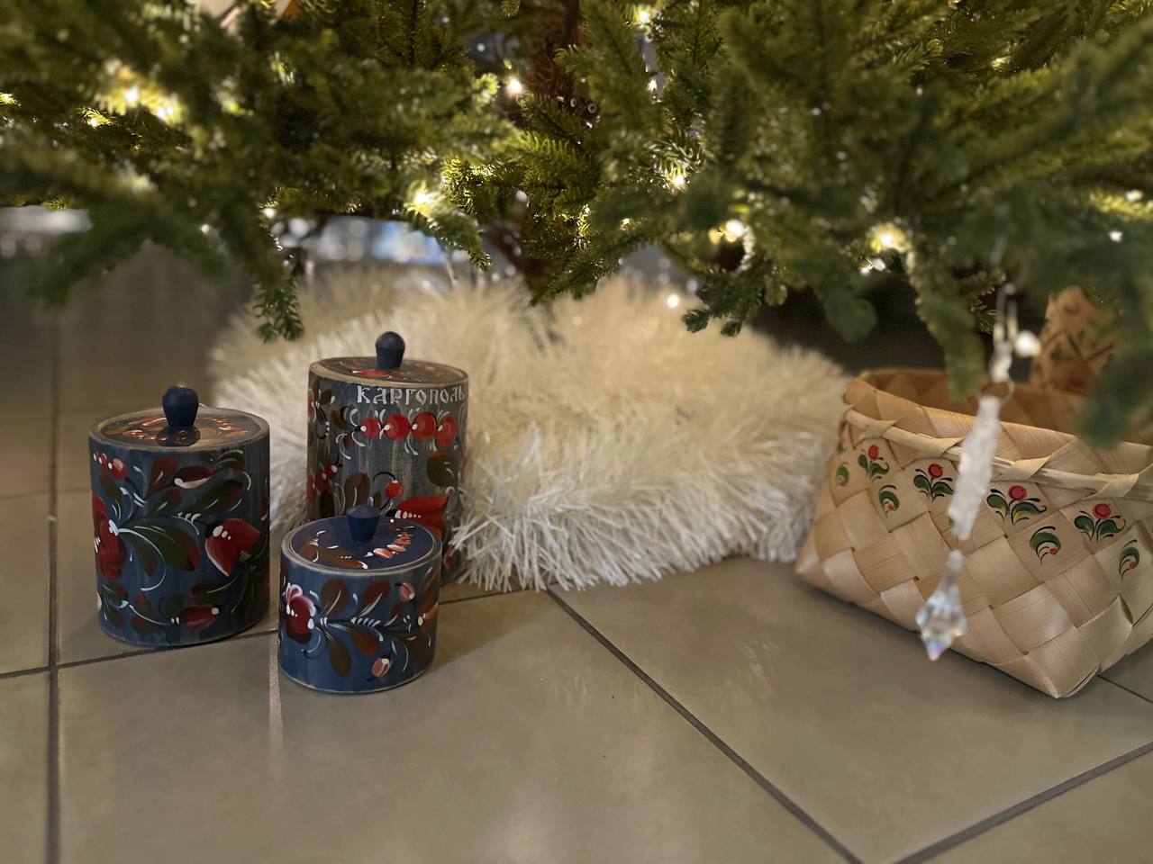 Северные традиции на ветвях Каргополь представляет новогоднюю ёлку на всероссийском конкурсе  Всероссийский конкурс Елки России направлен на популяризацию народных художественных промыслов сохранение культурных ценностей и традиций воспитание патриотизма и гордости за малую Родину Среди организаторов Минстрой России совместно с АНО Ассоциация разработчиков проектов развития территорий и комфортной городской среды и Администрацией Президента РФ  От Поморья в конкурсе участвует Каргопольская елка полотно ремесел Севера установленная в холле окружной администрации По условиям конкурса празднично украшенные ели должны быть установлены на общественных территориях благоустроенных по федеральному проекту Формирование комфортной городской среды национального проекта Инфраструктура для жизни В Каргополе такая территория у здания окружной администрации была обновлена в прошлом году Как отмечают в администрации Каргопольского округа каждое украшение на ветвях живая память созданные мастерами глиняные игрушки козули резные фигурки из дерева и изделия из бересты Все они отражают историю Каргополя Лидеров конкурса определяют онлайн голосованием в сообществе конкурса в соцсети Министр ТЭК и ЖКХ региона Дмитрий Поташев Голосование завершится 12 января в 23 59 Учитываться голоса будут исключительно в опросе группы состязания Итоги подведут 13 января Приглашаю жителей Архангельской области отдать голоса за каргопольскую ель по ссылке нацпроекты Дмитрий Поташев