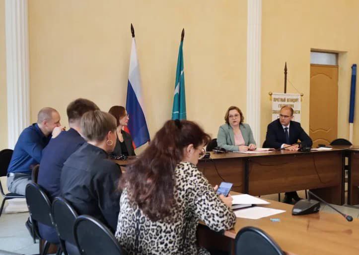 От жителей поступил сигнал о вредителях, которые атаковали городские березы предположительно тля . Корсаковцы переживают за деревья. Согласна, медлить нельзя. Обработку нужно проводить масштабную. Такой практики раньше не было. По крайней мере, коллеги не подтвердили эти факты. Сроки максимально сжатые. К мониторингу зеленых насаждений приступили ещё вчера. Вместе с тлей обнаружена белокрылка. Не везде, но есть. В ближайшие дни по прогнозу - дожди. Для обработки нужно несколько сухих дней. Пока планируем на следующую неделю. К этой работе прошу подключиться и жителей частного сектора, хотя бы в целях профилактики. 
