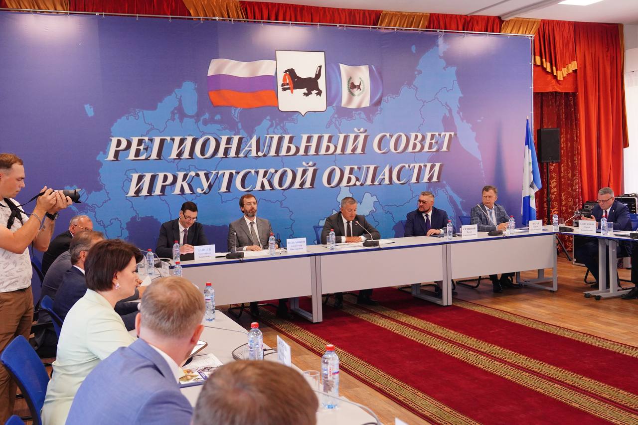 Вопросы развития транспортного обслуживания населения обсудили на заседании Регионального совета Иркутской области под председательством губернатора Игоря Кобзева. Мероприятие состоялось в Черемхово с участием председателя Законодательного Собрания Александра Ведерникова, вице-спикера областного парламента, председателя комитета по собственности и экономической политике Натальи Дикусаровой, сенатора РФ от Иркутской области Сергея Брилки депутатов Государственной Думы РФ. Министр транспорта и дорожного хозяйства Иркутской области Максим Лобанов сообщил, что в настоящее время по поручению губернатора разрабатывается программа комплексного развития транспортной инфраструктуры Приангарья. Документ планируется утвердить до конца года. «Вопросы транспортного обслуживания жителей Иркутской области находятся под особым вниманием и депутатов Законодательного Собрания, и губернатора. Конечно, проделана большая работа. Но ряд проблем до сих пор не решен. Игорь Кобзев как народный губернатор потребовал разработать четкий и конкретный план действий по решению обозначенной проблемы. Документ должен определить ответственных лиц, необходимые финансовые ресурсы, установить конкретные сроки реализации. Общими усилиями мы должны решить проблему», – подчеркнул спикер ЗС. В повестку Регсовета также был включен вопрос, связанный с трудоустройством участников СВО. Разработан проект закона о снижении требований к стажу для участников СВО, поступающих на муниципальную службу. После выездного заседания Регионального совета участники высадили в Черемхово черёмуховую аллею муниципальных образований как символ единой команды Приангарья.