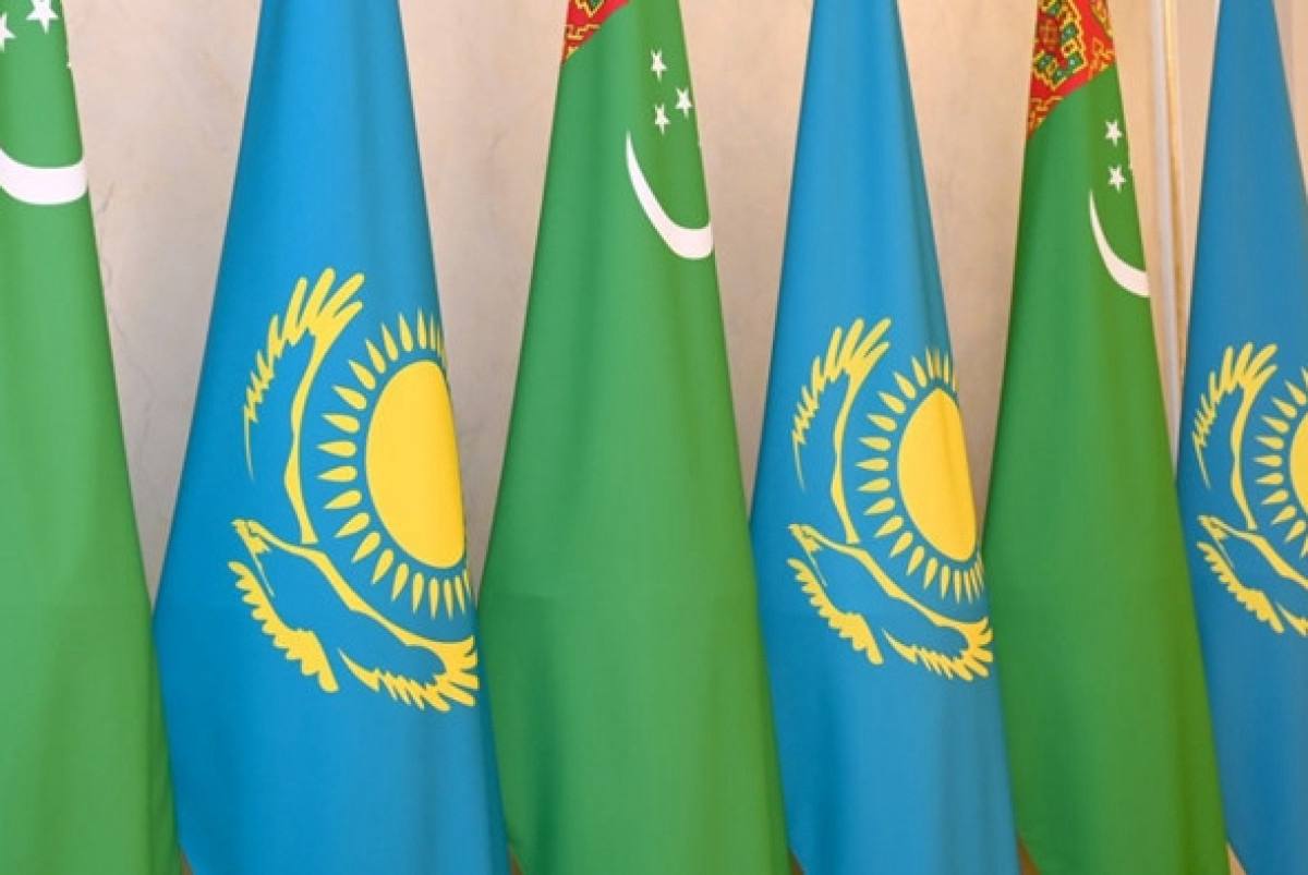 Казахстан и Туркменистан будут вместе бороться с транснациональной преступностью Казахстан и Туркменистан выходят на новый уровень сотрудничества в сфере безопасности Мажилис Парламента РК одобрил законопроект о ратификации Соглашения между правительствами двух стран по борьбе с преступностью что открывает путь к более тесному взаимодействию в противостоянии самым серьёзным вызовам от терроризма до торговли людьми Документ формирует правовую базу для совместной борьбы с организованной преступностью экстремизмом незаконным оборотом наркотиков и оружия миграционными нарушениями и иными угрозами пересекающими государственные границы baq rus