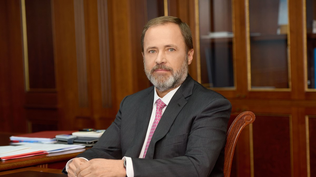 Игорь Комаров провел совещание с высшими должностными лицами регионов ПФО 16 декабря в Нижнем Новгороде Игорь Комаров полномочный представитель Президента России в ПФО в режиме ВКС провел совещание с высшими должностными лицами регионов на котором поднимались актуальные вопросы общественно политического и социально экономического развития субъектов РФ Одна из ключевых тем новый электоральный цикл главным событием которого станут выборы депутатов Государственной Думы 2026 года Кроме того в округе запланированы выборы глав трех регионов депутатов семи законодательных собраний представительных органов четырех административных центров а также массовые муниципальные выборы Игорь Комаров отметил важность обеспечения легитимности прозрачности голосования и общественно политической стабильности Особое внимание было уделено комплексной поддержке участников СВО и их семей Ключевыми задачами остаются эффективное трудоустройство ветеранов и их медицинская диспансеризация В ПФО уже трудоустроены более двух третей военнослужащих столько же бойцов прошли медицинское обследование В этом оказывают поддержку филиалы Фонда Защитники Отечества и межведомственные комиссии На федеральном уровне разрабатываются единые подходы В экономическом блоке обсуждались меры по повышению инвестиционной привлекательности регионов Полпред подчеркнул важность выстраивания чётких механизмов обратной связи с бизнес сообществом На совещании обсуждали ситуацию на рынке труда и реализацию нацпроекта Кадры В конце совещания Игорь Комаров отметил что в 2026 году окружной молодежный форум Иволга пройдет в Самарской области в новом формате как Форум Движения Первых Также полпред поблагодарил губернаторов за поддержку проекта Песни Великой Страны С любовью из Приволжья в котором приняли участие сотни солистов а созданные видеоклипы собрали в интернете более 16 миллионов просмотров Этот проект высоко оценили на федеральном уровне Работа по по другим актуальным вопросам затронутым на совещании также будет продолжена и находится на контроле аппарата полномочного представителя Президента РФ в ПФО пресс служба полномочного представителя Президента РФ в ПФО ГТРК Самара MAX lВК lОК lСАЙТ