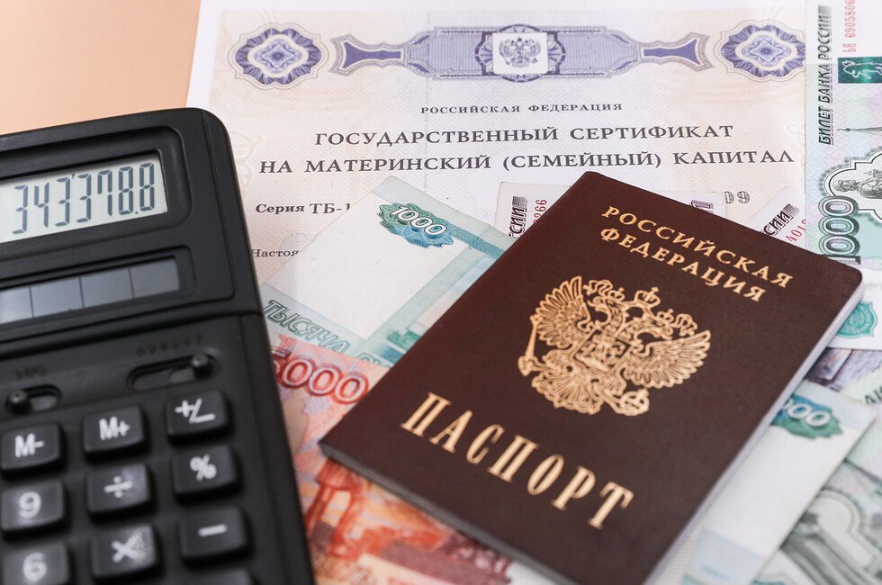Проще и быстрее: Путин подписал закон о цифровом маткапитале   : Написать нам    «Социальное казначейство», которая автоматизирует все этапы предоставления социальной поддержки.  Самая важная функция системы — сокращение сроков оформления маткапитала.  Теперь от рождения ребенка и передачи данных через портал «Госуслуги» до получения сертификата на материнский капитал должно проходить не более пяти дней.  Взаимодействие между ведомствами, необходимое для оформления, будет занимать не более 48 часов.  Фото: Global Look Press/Sergey Bulkin  Читать полностью