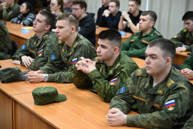 Правительство России поддержало законопроект о бесплатном втором профобразовании для бойцов СВО Инициатива распространяется на мобилизованных служащих по контракту участников добровольческих формирований и других бойцов СВО Ваши истории видео запросы на размещение рекламы и объявлений присылайте в Temruchok info bot либо в сообщения группы