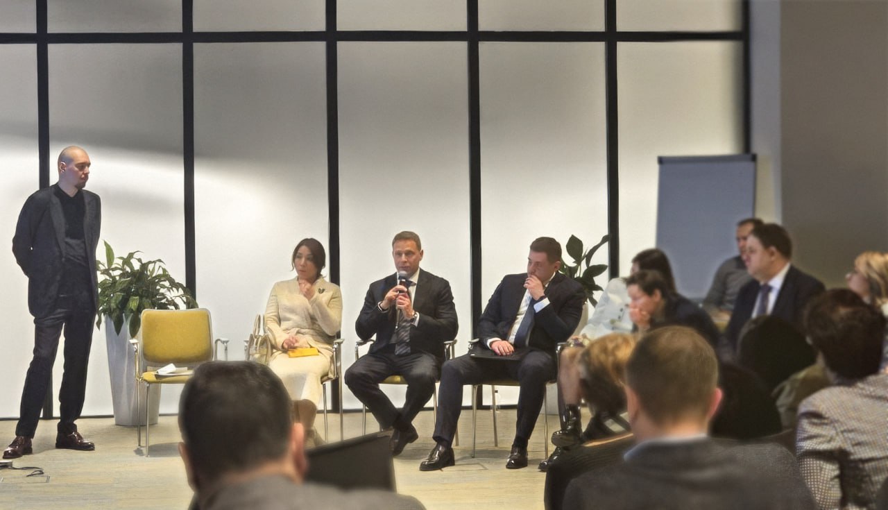 Стратегия развития легпрома до 2035 года РОСНАНО участвует в разработке Эксперты Группы РОСНАНО по приглашению Минпромторга РФ участвуют в создании национальной Стратегии развития легкой промышленности России до 2035 года Цель стратегии повысить качество технологичность и доступность российской одежды обуви и текстиля На рабочей сессии вместе с представителями бизнеса и науки был сформирован единый план развития отрасли Ключевые темы Внедрение передовых технологий Создание новых материалов Укрепление связей между разными отраслями Химия это сквозная отрасль без которой невозможно успешное развитие легкой промышленности отметил руководитель направления Химия и новые материалы Группы РОСНАНО Денис Болушевский В подведении итогов работы приняли участие заместитель министра промышленности РФ Иван Куликов и первый заместитель министра сельского хозяйства РФ Елена Фастова Вместе с Денисом Болушевским они вошли в состав президиума сессии