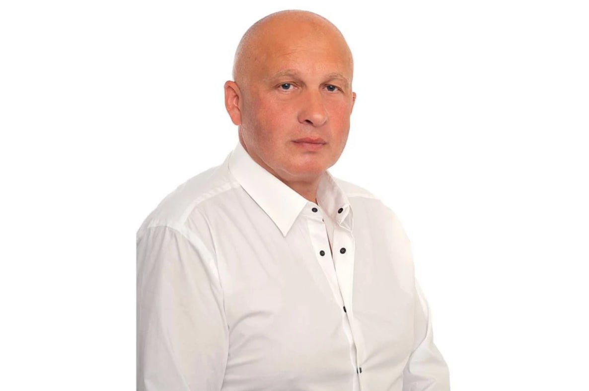 До утра могила будет выкопана: предприниматель дал взятки патологоанатому, раскаялся — и дело закрыли В Севастополе похоронщик Дмитрий Блох ритуальное бюро «Некрополь» , стал фигурантом дела о даче взяток главному патологоанатому местной больницы. Деньги — от 4500 до 13 200 рублей за тело — передавал через санитара. Все это делалось, чтобы "не возникало задержек с подготовкой усопших" к прощанию: бальзамирование, грим, укладка в гроб, ну и «такса» заведующему. Всего Блох на фото передал взятки за 52 тела на почти 550 тыс. рублей , а затем пошел на сделку со следствием — сдал и санитара, и начальника Севастопольского бюро судебно-медицинской экспертизы Николая Черкащенко, полностью признал вину и раскаялся. Суд это учел, и уголовное преследование в отношении него прекратил. Дела двух других фигурантов — в отдельном производстве. У Блоха вообще любопытная биография. В 2018–2020 годах он выигрывал госконтракты на обслуживание кладбищ вокруг Севастополя, но позже оказался в реестре недобросовестных поставщиков. Жители обвиняли его в незаконных захоронениях в лесу, но сам Блох утверждал, что могилы были законными. Похоронщик пытался стать депутатом Заксобрания Севастополя от партии "Справедливая Россия", для чего даже оплатил интервью в СМИ. В нем он назвал себя афганцем, похвастался тем, что взял опеку над некоторыми памятниками, и озвучил свой слоган: «Я дам вам все…, что положено по закону». На публикации кандидат не остановился — и опубликовал экстравагантное предвыборное видео, где лично роет могилы, чтобы доказать что работает руками, а не только болтает. Слоганом предвыборных роликов стала фраза "До утра могила будет выкопана!". Стать депутатом ему не удалось, зато в Сети можно найти его предвыборную декларацию — в графе «доход» у крупного похоронщика красуется скромная 1 копейка.