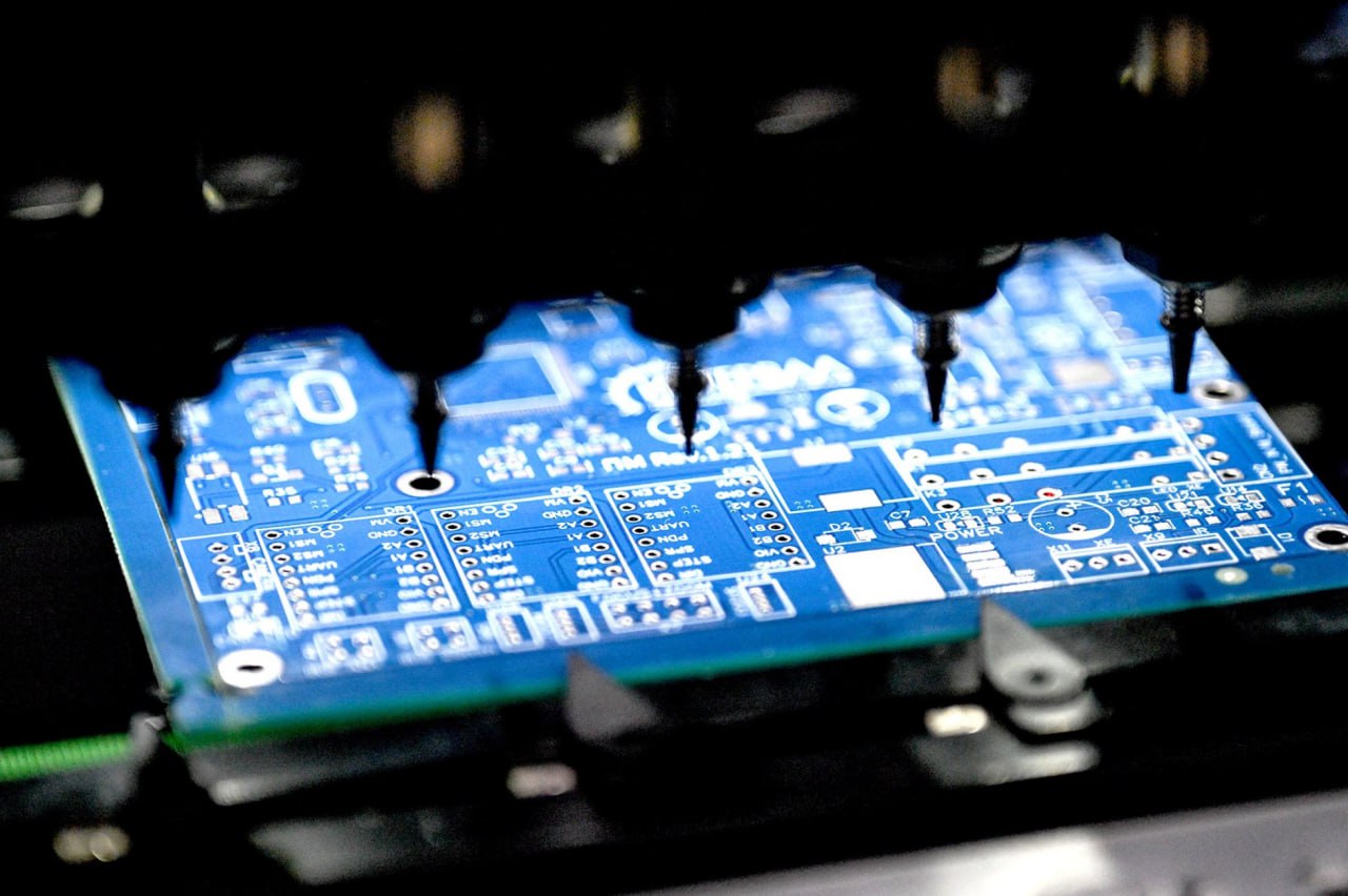 Мишустин пообещал на поддержку электронной промышленности 250 млрд рублей На совещании по развитию электронной и радиоэлектронной промышленности России премьер министр напомнил что отрасль имеет очень важное значение для укрепления промышленного и технологического суверенитета страны и является стратегической Предпринимаемые государством меры в условиях внешних санкций оказывают серьезную поддержку отрасли Основные инструменты субсидии на разработку и организацию производства новых видов продукции программы Фонда развития промышленности и кластерной инвестиционной платформы За прошедший пятилетний период на данные цели было направлено более полутриллиона рублей бюджетных средств На ближайшие три года проектом федерального бюджета я напомню предусмотрено еще свыше 250 миллиардов заявил Михаил Мишустин Оценивать результат работы ответственных ведомств будут сопоставляя его с теми задачами которые поставлены президентом За следующие пять лет предполагается увеличить долю электронной продукции российских предприятий на внутреннем рынке до 70 По итогам прошлого года она составила порядка 53 Фото РИА Новости Подписаться на Российскую газету в Читать нас в MAX