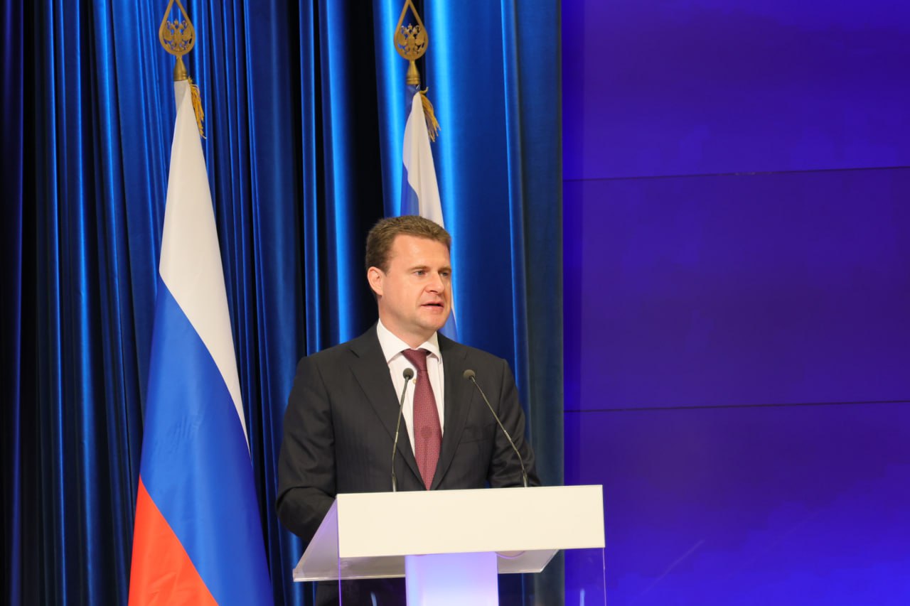 Глава Минвостокразвития Алексей Чекунков выступил с докладом о результатах работы по развитию Дальнего Востока и Арктики на итоговой коллегии министерства. Сегодня на территории Дальневосточного федерального округа и Арктической зоны с использованием механизмов государственной поддержки реализуется 3779 инвестиционных проектов. Привлечены 11,5 трлн рублей инвестиций, из которых 5,5 трлн рублей уже вложены, 1157 предприятий введены в эксплуатацию. Создано 177 тыс. новых рабочих мест. При реализации приоритетных проектов задействуются механизмы льготного финансирования. ВЭБ.PФ поддержаны 56 проектов на 1,6 трлн рублей. По программе «Дальневосточная концессия» реализуются 38 проектов на 188 млрд рублей в туризме, культуре, спорте, образовании, ЖКХ и других социально значимых сферах. До 2030 года накопленный объем инвестиций по проектам с государственной поддержкой на Дальнем Востоке должен достичь не менее 12 трлн рублей. В дальневосточных городах реализуются десятки проектов, предусмотренных мастер-планами их развития. В прошлом году построены первые 99 объектов, а в этом сдадут еще 63. Благодаря предусмотренным мастер-планами проектам, направленным на повышение качества жизни, 300 тыс. человек приедут на Дальний Восток либо останутся жить в регионе. Аналогичная программа обновления городов будет реализована в Арктике. В 2024 году в 9 из 11 регионов Дальнего Востока уже зафиксирован миграционный приток, а совокупно за год на Дальний Восток приехало на 24 тыс. человек больше, чем уехало. Лидеры по этому показателю – Амурская область, Приморский и Забайкальский край. «В основе всех планов и проектов – люди. Все, кто выбирает Дальний Восток и Арктику местом своей жизни, кто создает семьи, растит детей, кто любит и гордится этими регионами. Продолжим предпринимать быстрые и конкретные шаги по повышению качества жизни людей», – сказал Алексей Чекунков.