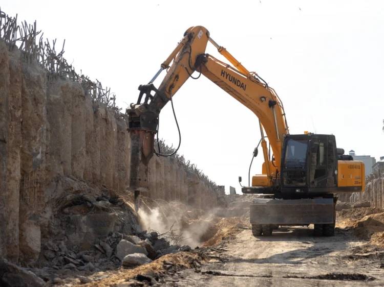 В Казани построят новый участок дублера Горьковского шоссе В 2026 году в Казани построят новый участок дублера Горьковского шоссе протяженностью 1 8 км Дорога соединит магистраль с улицей Приволжской что позволит снизить нагрузку на транспорт и разгрузить железнодорожный переезд возле Храма всех религий Об этом сообщил мэр города Ильсур Метшин на аппаратном совещании Подробности на сайте Подписаться Сообщить новость   Вести Татарстан в MAX