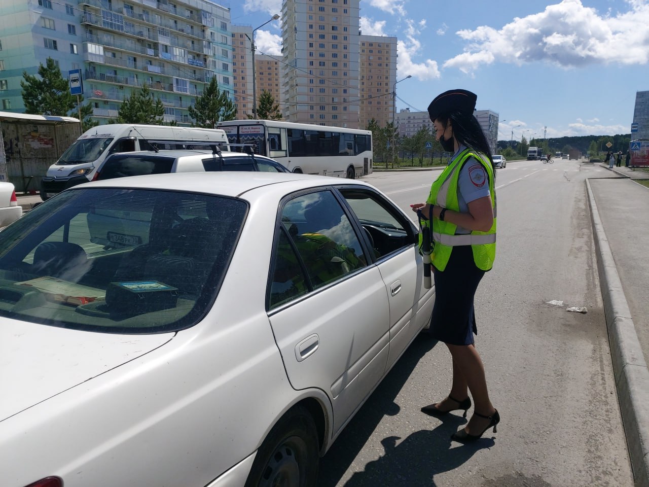1 сентября вырастут пошлины для автовладельцев Госдума одобрила закон о повышении госпошлин на услуги, связанные с транспортом. Изменения коснутся и новосибирских водителей. Что подорожает: — Водительские права: пластиковые — 4 000 рублей вместо 2 000 нового поколения — 6 000 рублей вместо 3 000 — Госномера: 3 000 рублей было 2 000 — Свидетельство о регистрации: бумажное — 1 500 рублей вместо 500 пластиковое — 4 500 рубль вместо 1 500 — Транзитные номера: 2 500 рубль вместо 1 600 Изменения вступают в силу с 1 сентября и действуют по всей России. Прислать новость