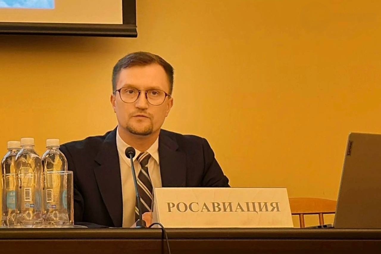 В РФ сертифицированы 107 эксплуатантов БАС, развивается система подготовки кадров для беспилотного сегмента гражданской авиации, упрощены процедуры сертификации типа.   Об этом сказал замруководителя Росавиации Андрей Потёмкин, курирующий вопросы развития беспилотных авиационных систем, на международной конференции «Беспилотная авиация: состояние, проблемы и перспективы развития», которая прошла в Межгосударственном авиационном комитете  МАК .  Потёмкин также добавил, что для подготовки внешних пилотов вузы закупили учебные беспилотники. Продолжается работа по установлению нового класса воздушного пространства.  «В перспективе это позволит значительно снизить административные барьеры по доступу беспилотников в единое воздушное пространство», — отметил Потёмкин.   #БАС #беспилотники