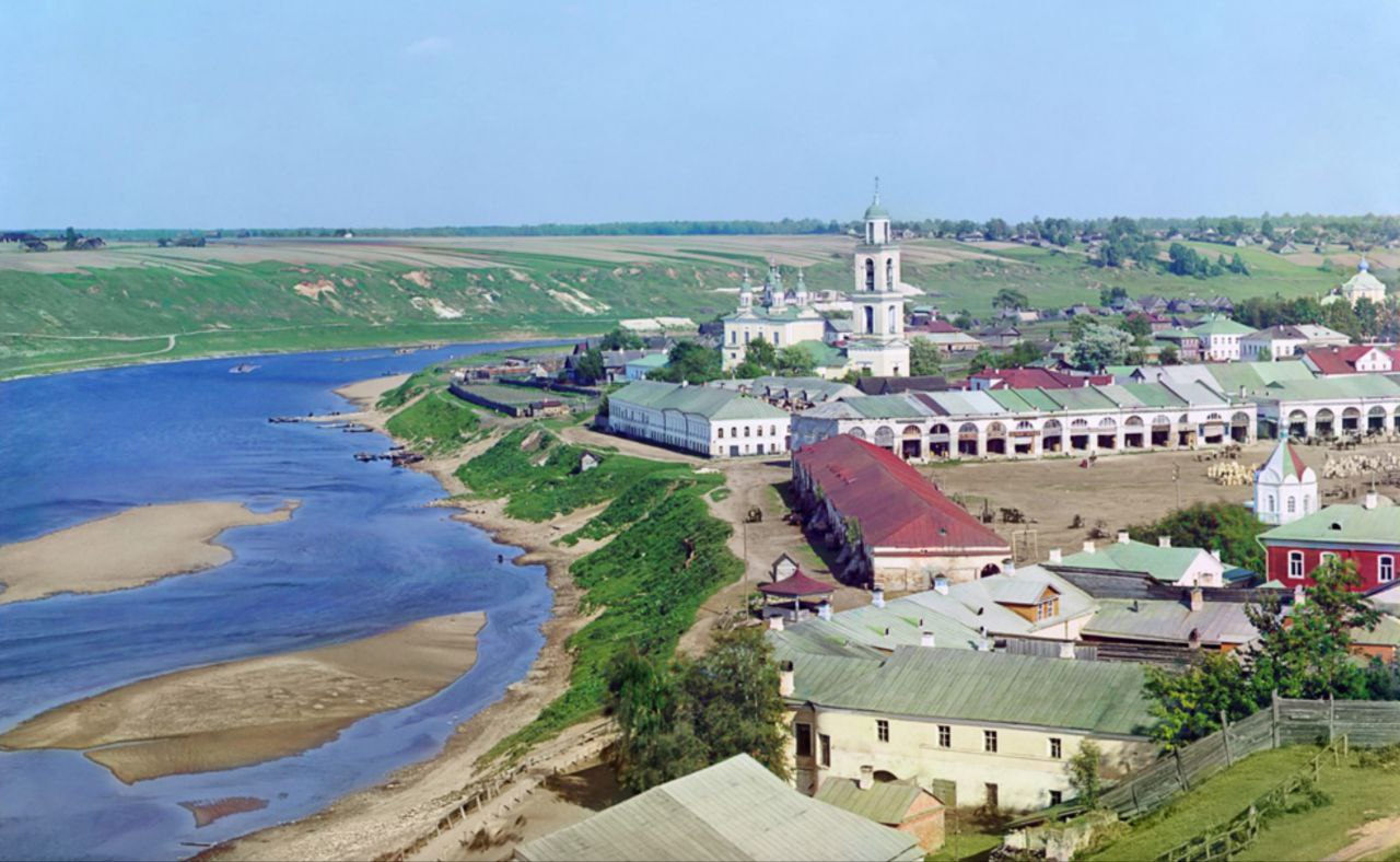 Как сохранить малые города России обсудили в Москве Сегодня Международный день городов а в Доме Российского исторического общества прошел День малых городов России Он был посвящен проблемам сохранения их историко культурного наследия Сейчас в России таких около 800 в каждом не более 50 тысяч человек В целом же население таких городов свыше 23 миллионов человек то есть в них проживает почти каждый четвертый городской житель нашей страны Город Старица в Тверской губернии 1910 год С Прокудин Горский rodinargru