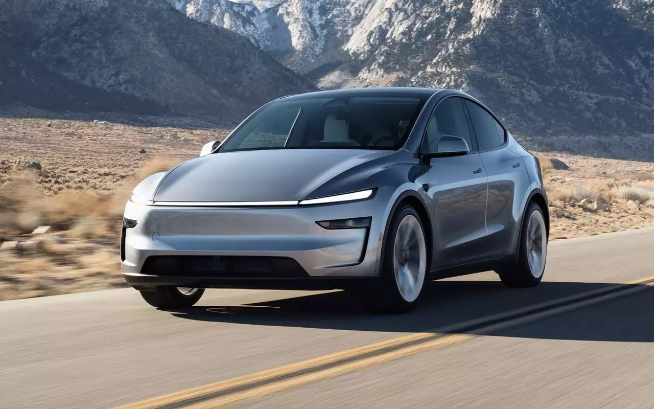  ↔ Tesla Model Y сама приехала с завода к покупателю Компания Илона Маска достигла значимого рубежа, осуществив первую полностью автономную доставку автомобиля. Model Y выехала с завода Gigafactory в Остине штат Техас и сама добралась до адреса клиента. Дорога заняла порядка 30 минут, маршрут проходил через шоссе и городские улицы. Во время доставки в салоне не было водителя, управление происходило дистанционно с помощью системы Full Self-Driving FSD . Машина «ориентировалась» по камерам, а обрабатывала данные нейросеть Tesla. Для автономной доставки даже не понадобились лидары. А вы бы доверили доставку своего автомобиля искусственному интеллекту? #НовостиЗарулем #События Подписаться / Бот-предложка